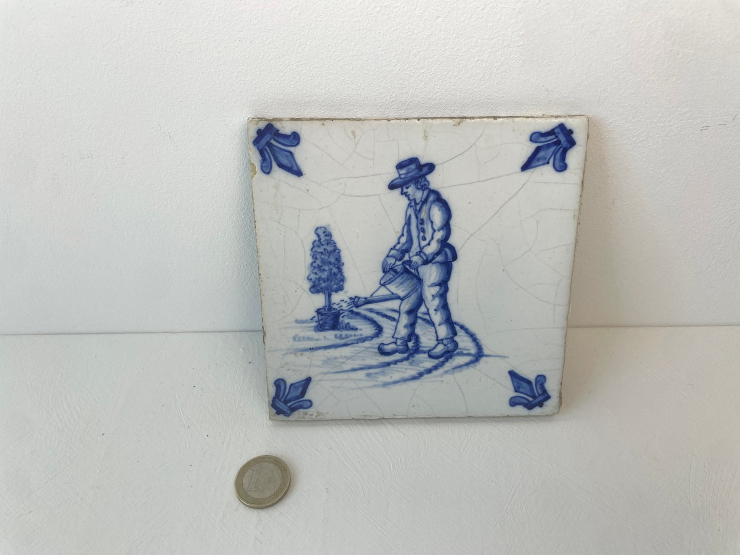 Brocante blauw-wit tegel met ossenkophoeken