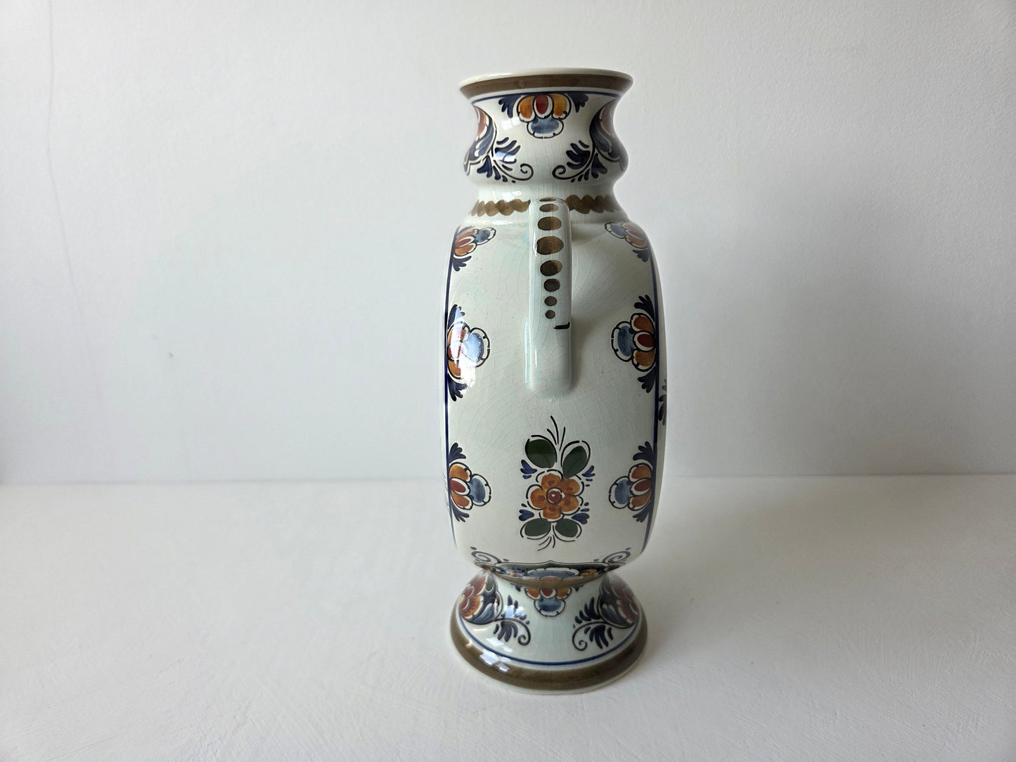 polychrome vaas met oren en voet