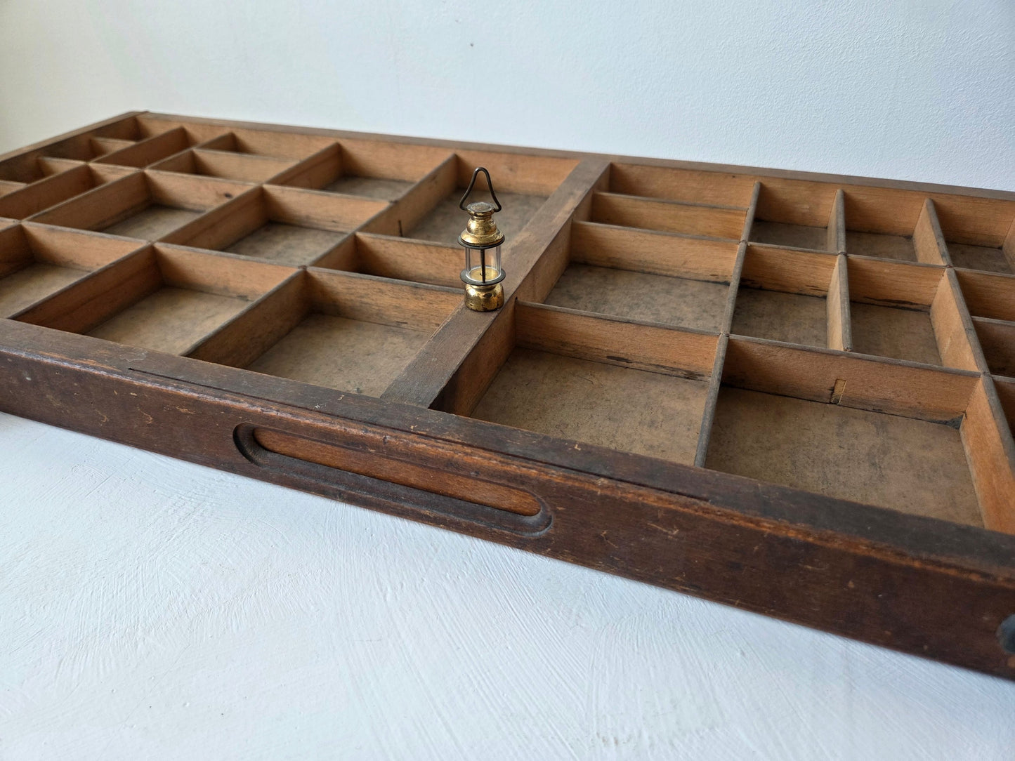 oude drukkerijletterbak van hout met 43 vakjes