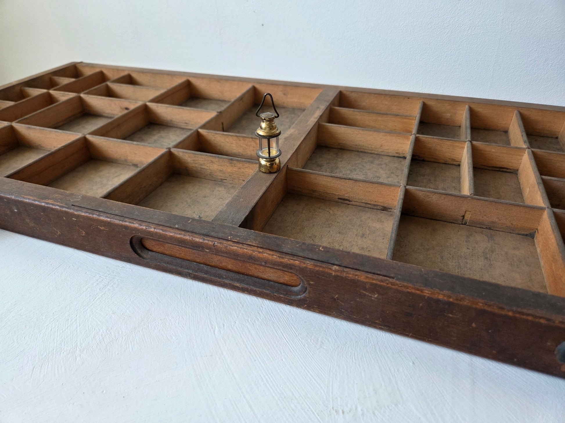 oude drukkerijletterbak van hout met 43 vakjes