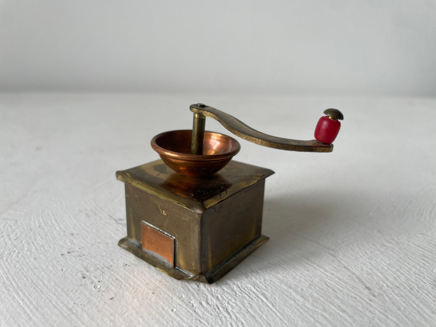 vintage koffiemolen miniatuur met hendel
