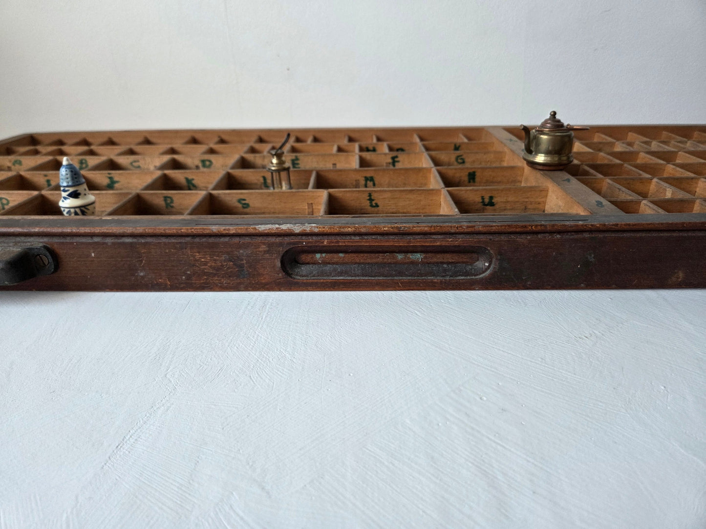 oude houten letterbak met 105 vakjes