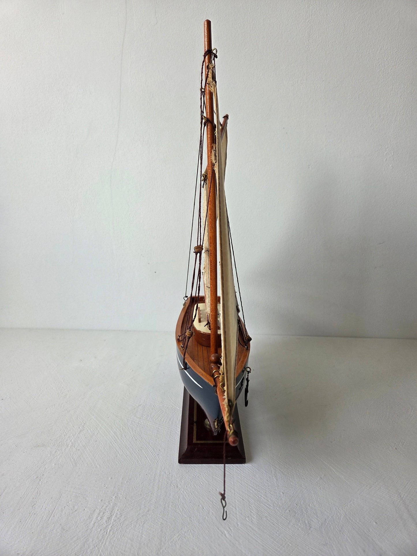 houten modelzeilschip met beige katoenen zeilen