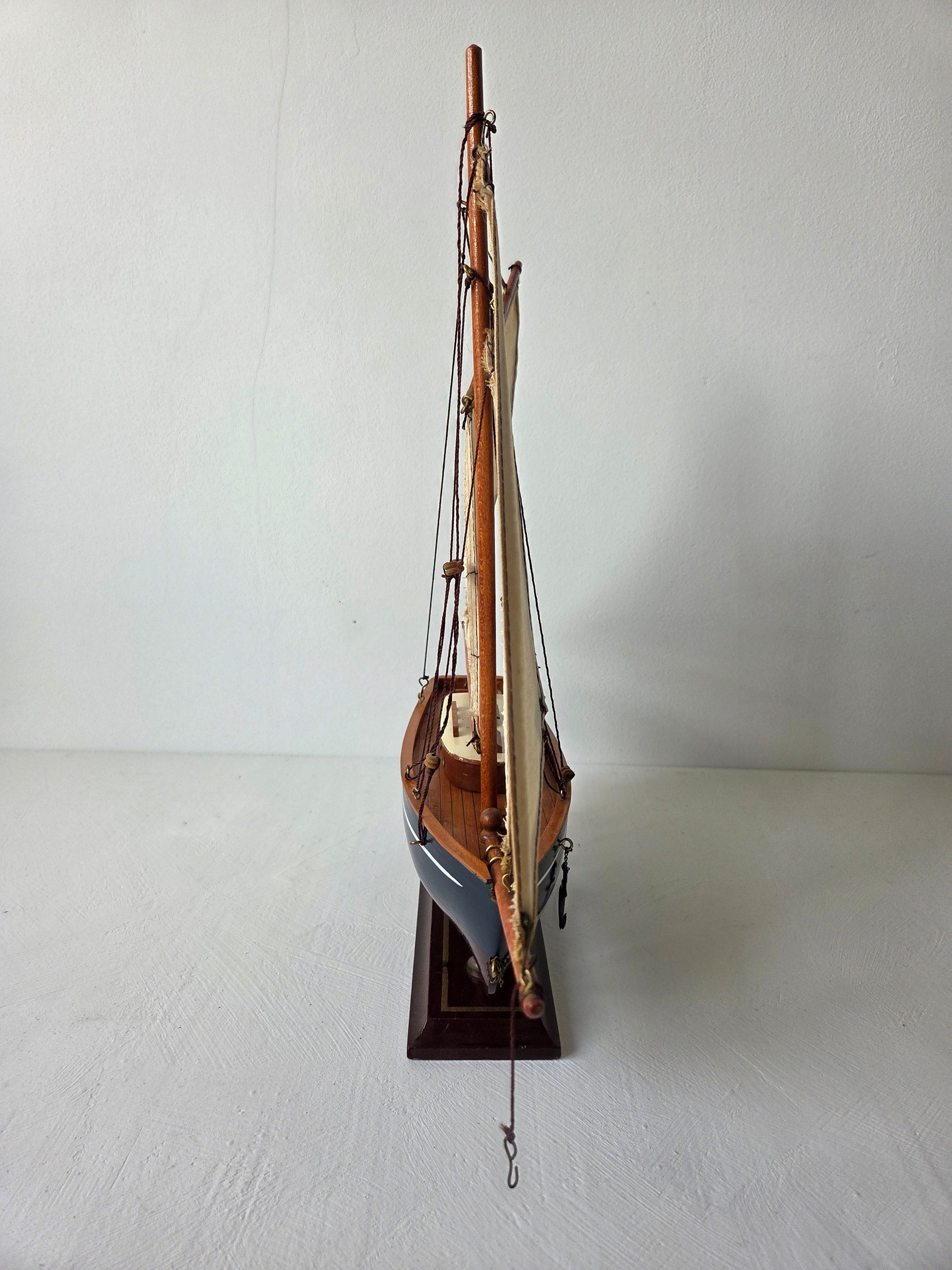 houten modelzeilschip met beige katoenen zeilen