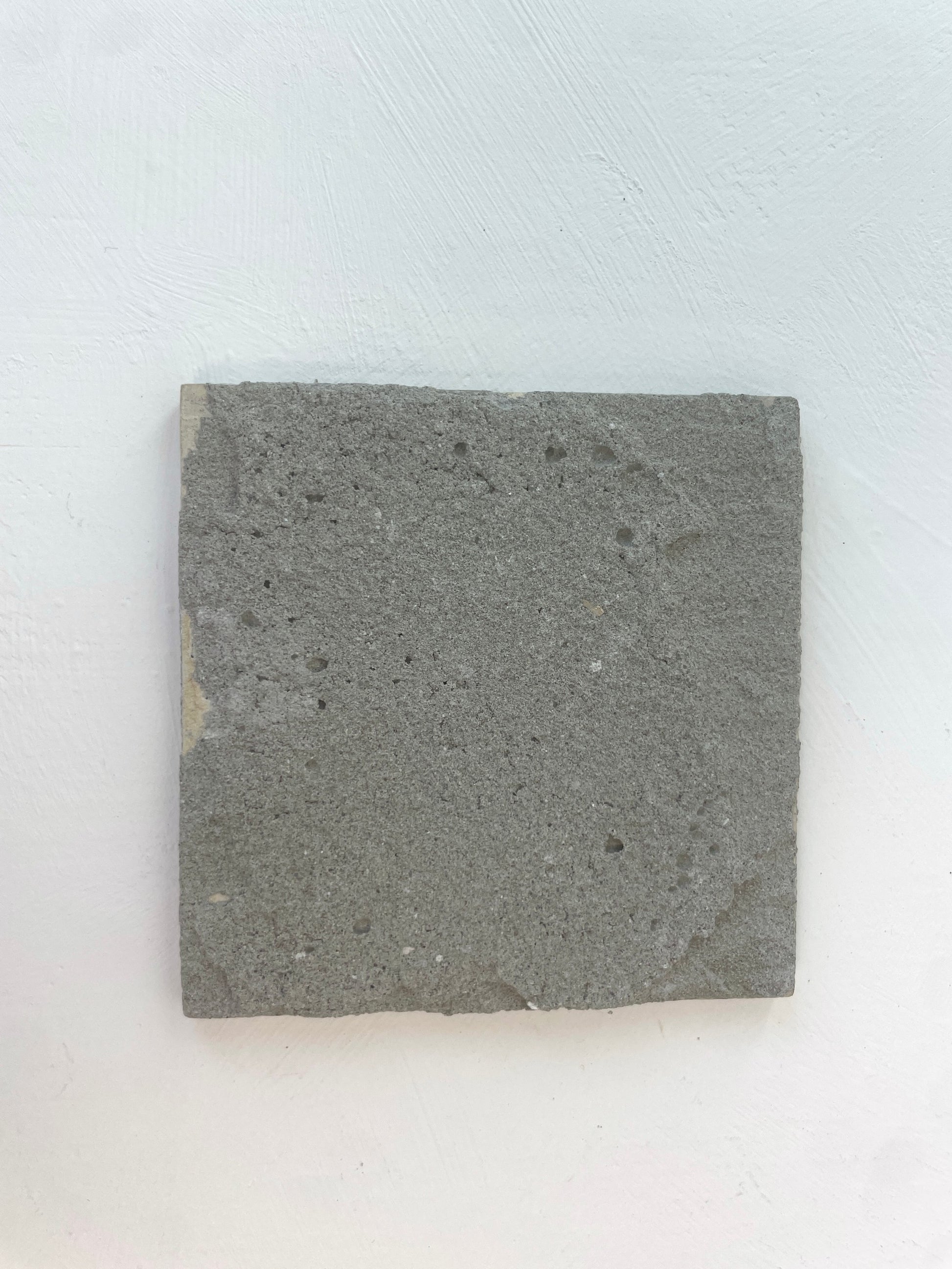 Religieuze tegel met hoekornamenten