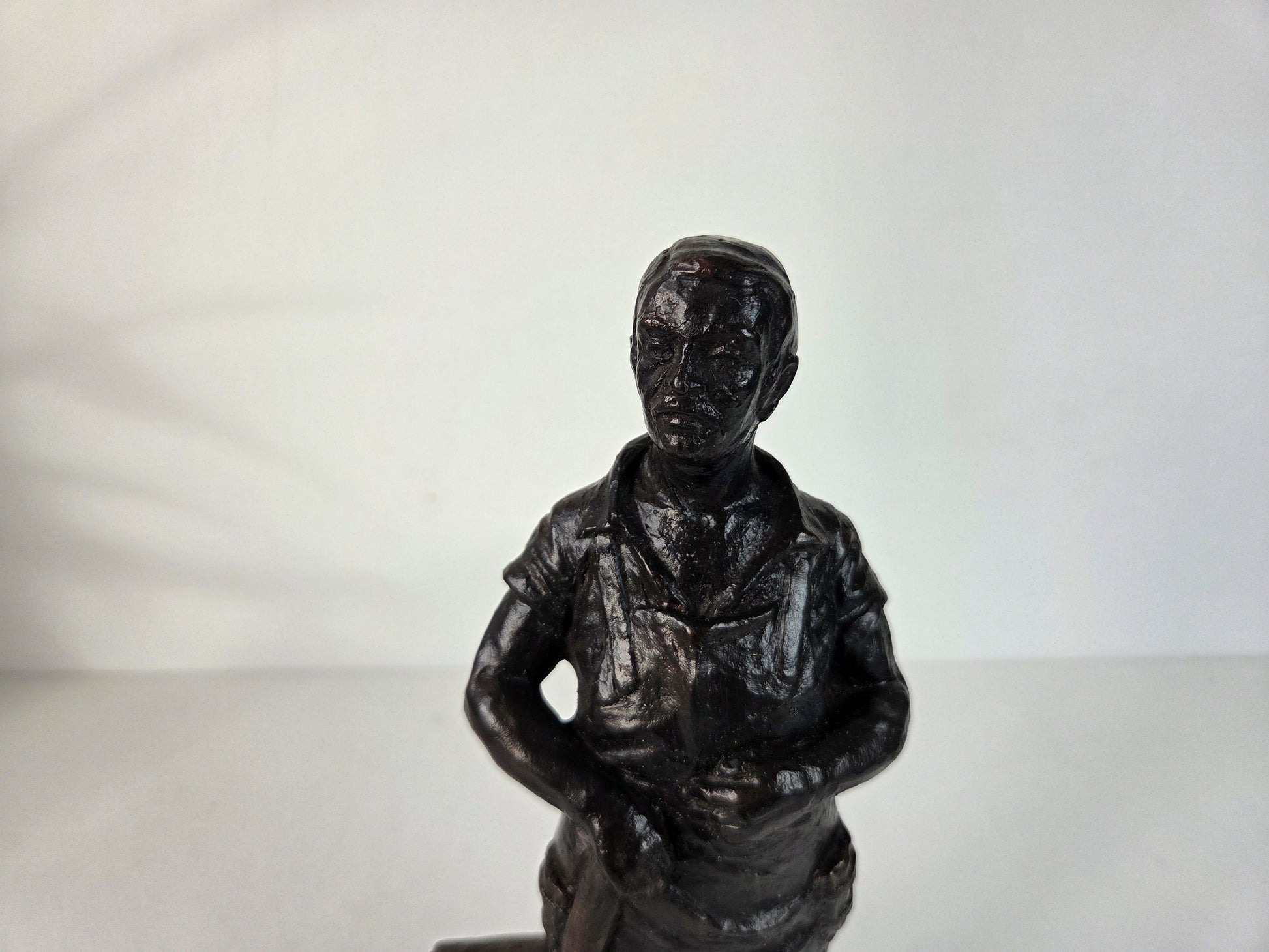 Beeld van smid met aambeeld en hamer