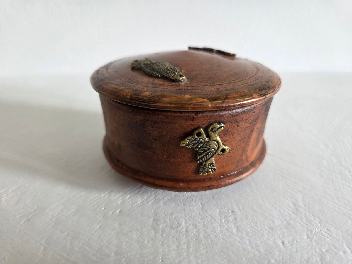 roodbruin aardewerk doosje met messing figuurtjes