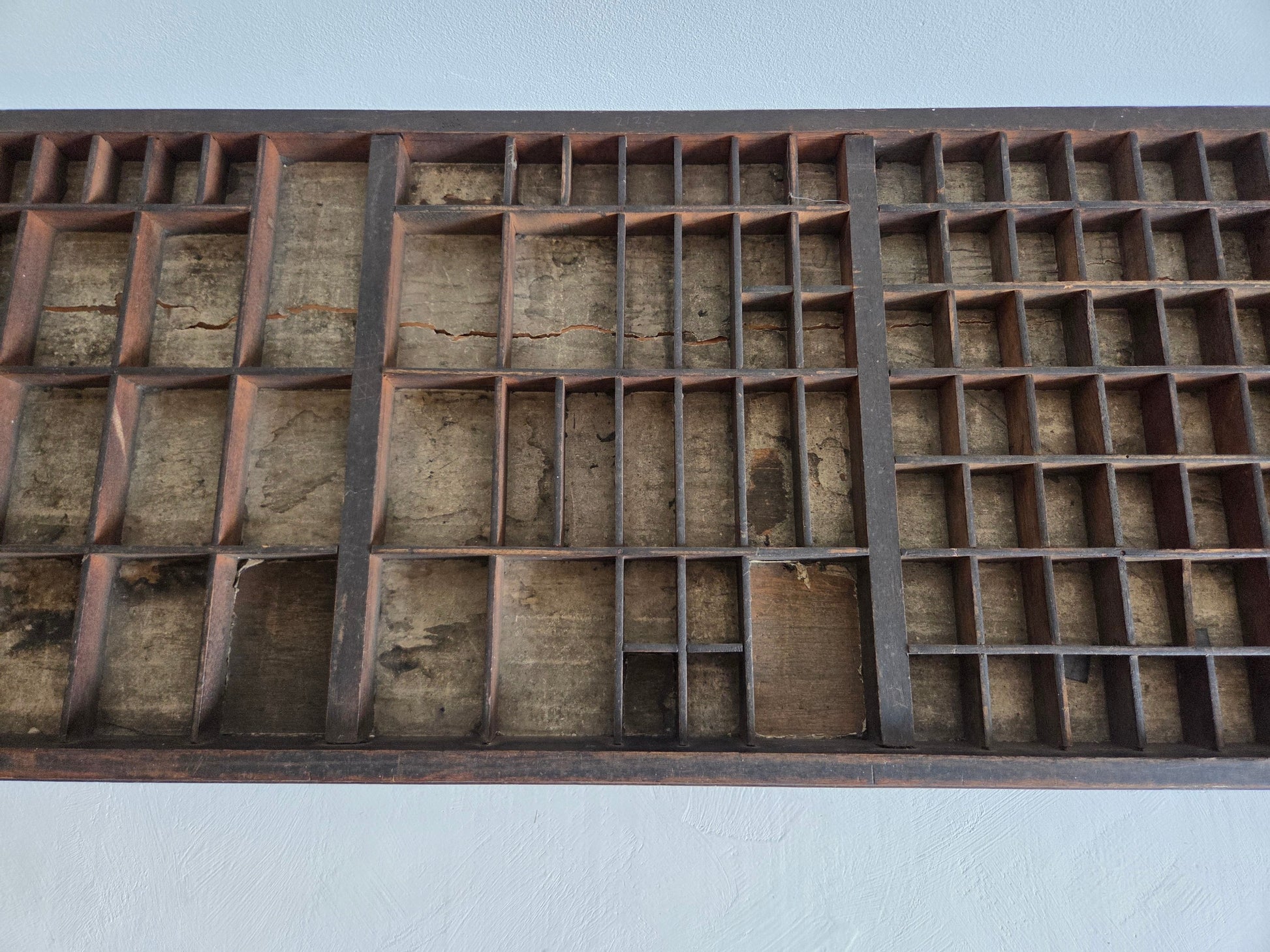 antieke houten bak 102 vakjes donker hout drukkerij