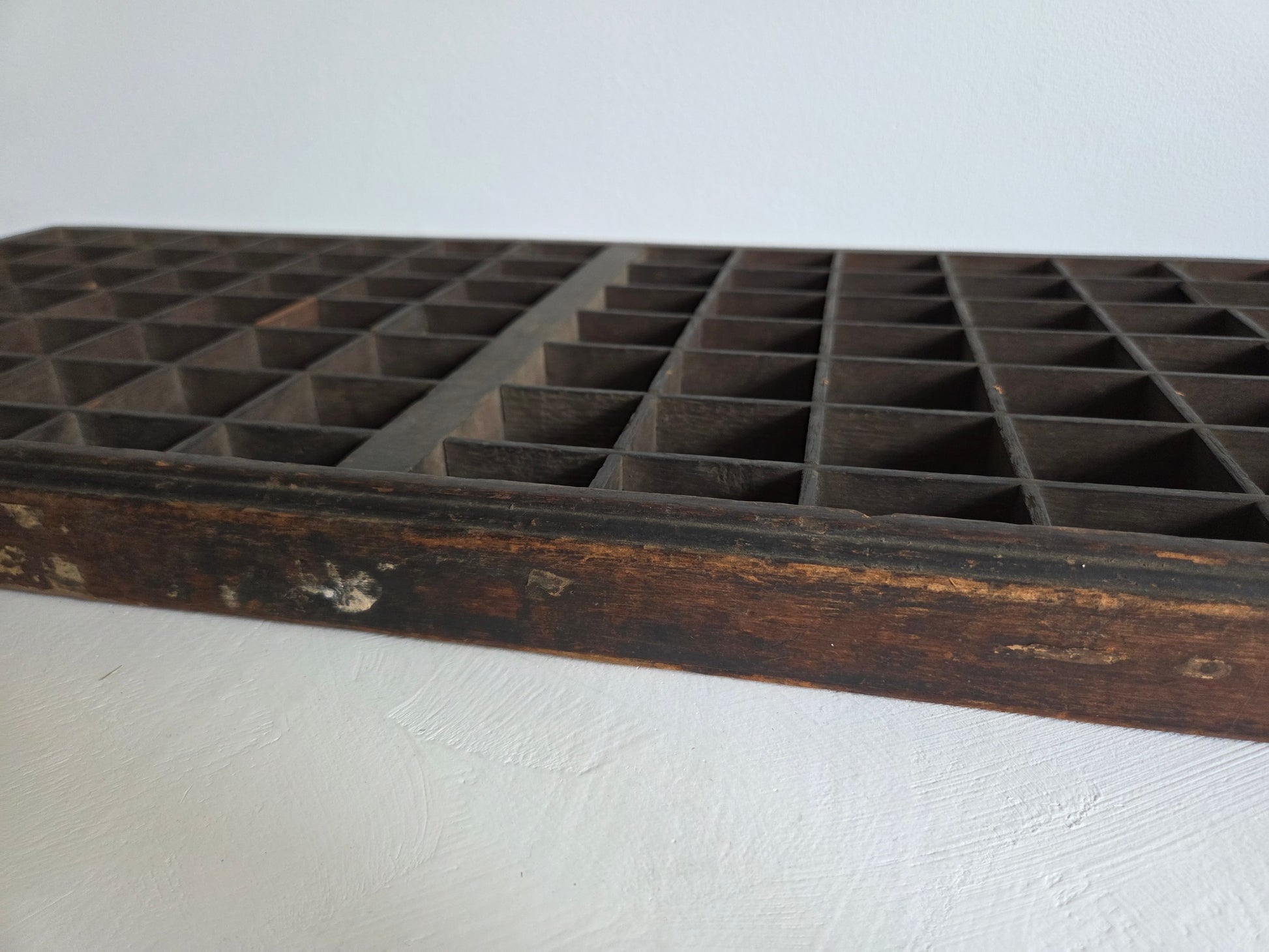 drukkerijletterbak bijna zwart hout 98 gelijke vakjes