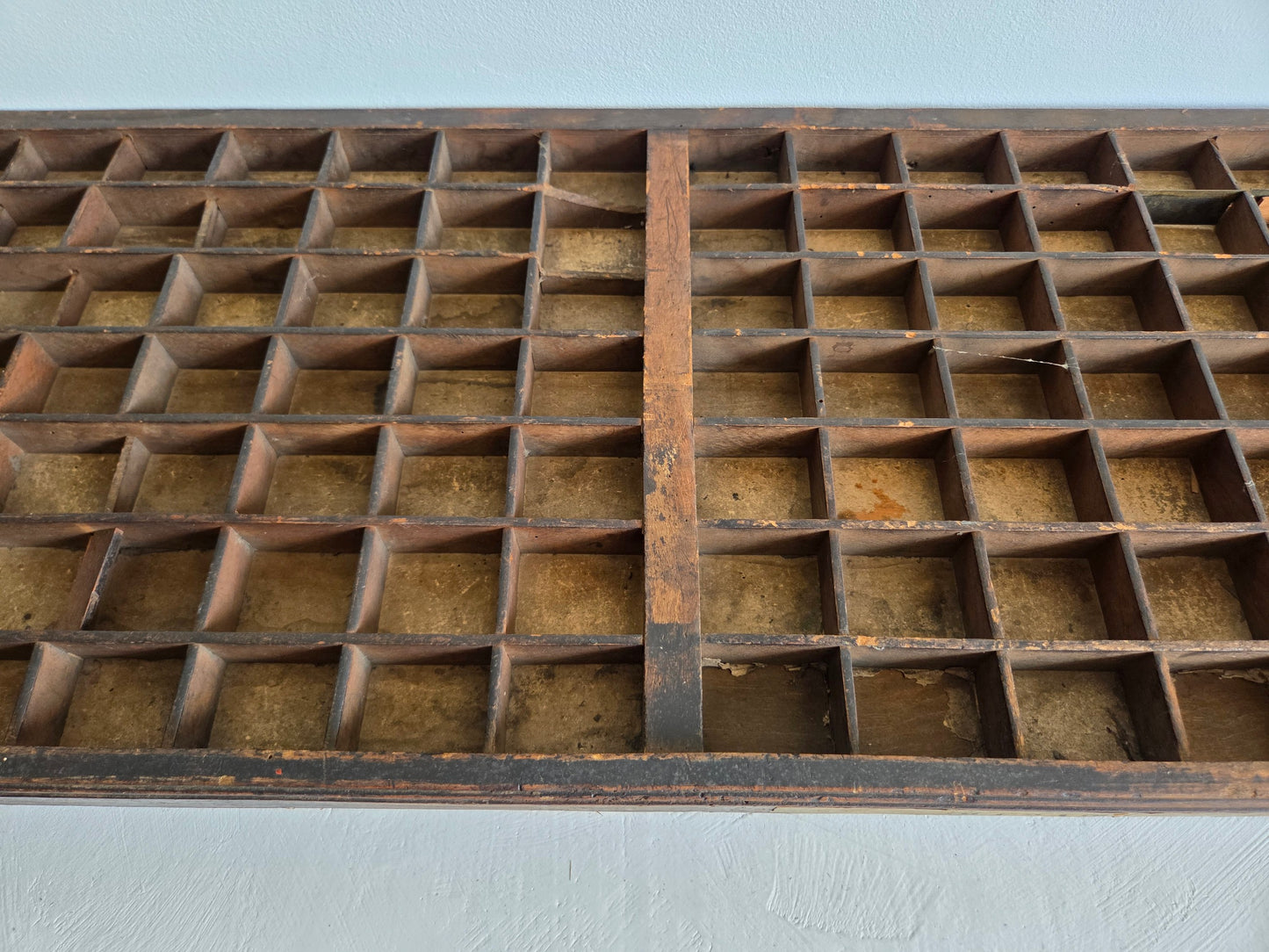 antieke letterbak donkerbruin hout rauw industrieel