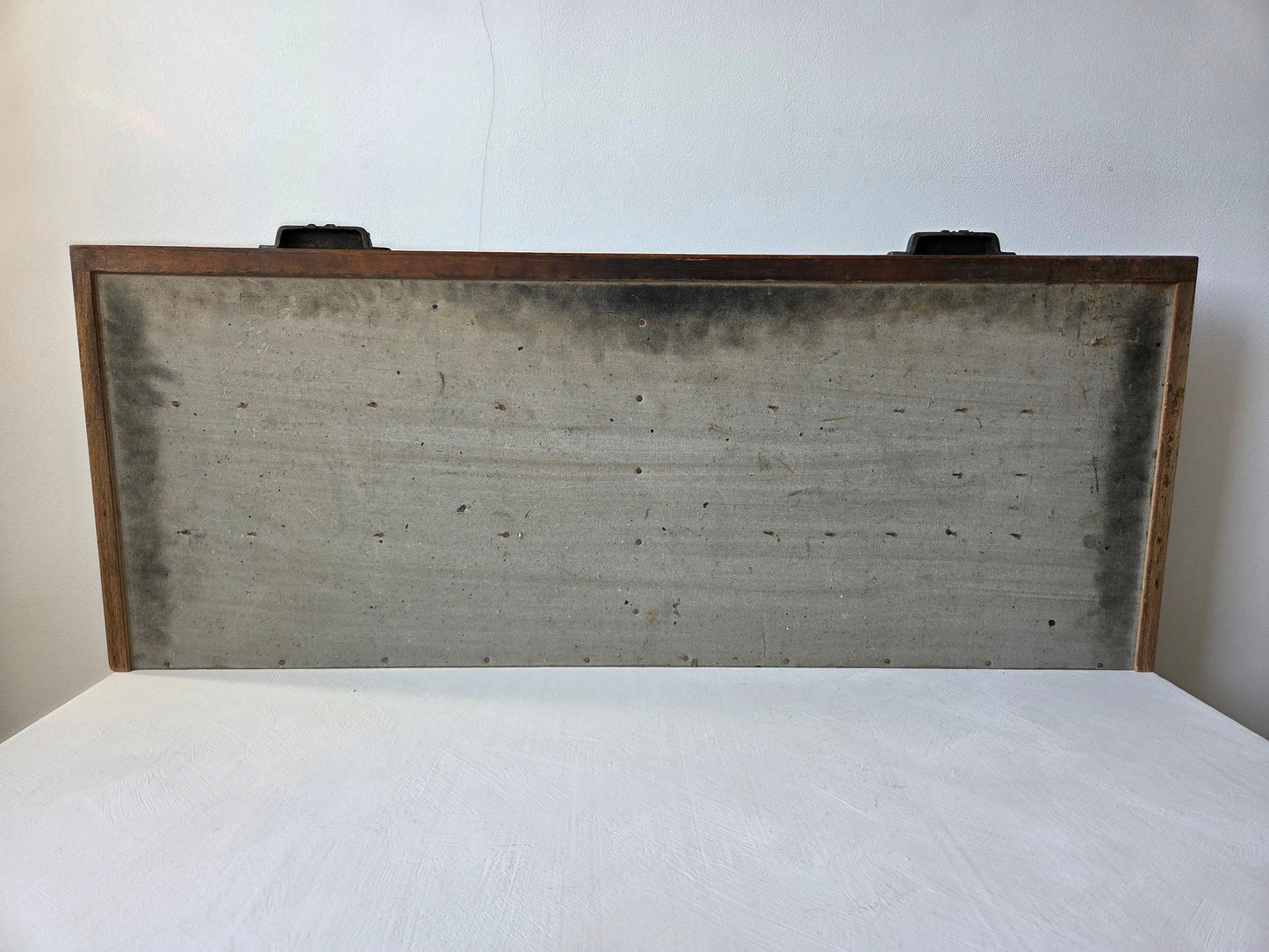 houten letterbak met metalen handgrepen aan de bovenkant