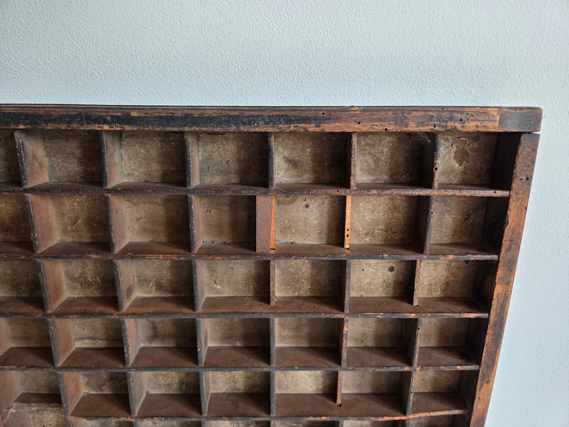 antieke houten letterbak flinke gebruikssporen donkerbruin