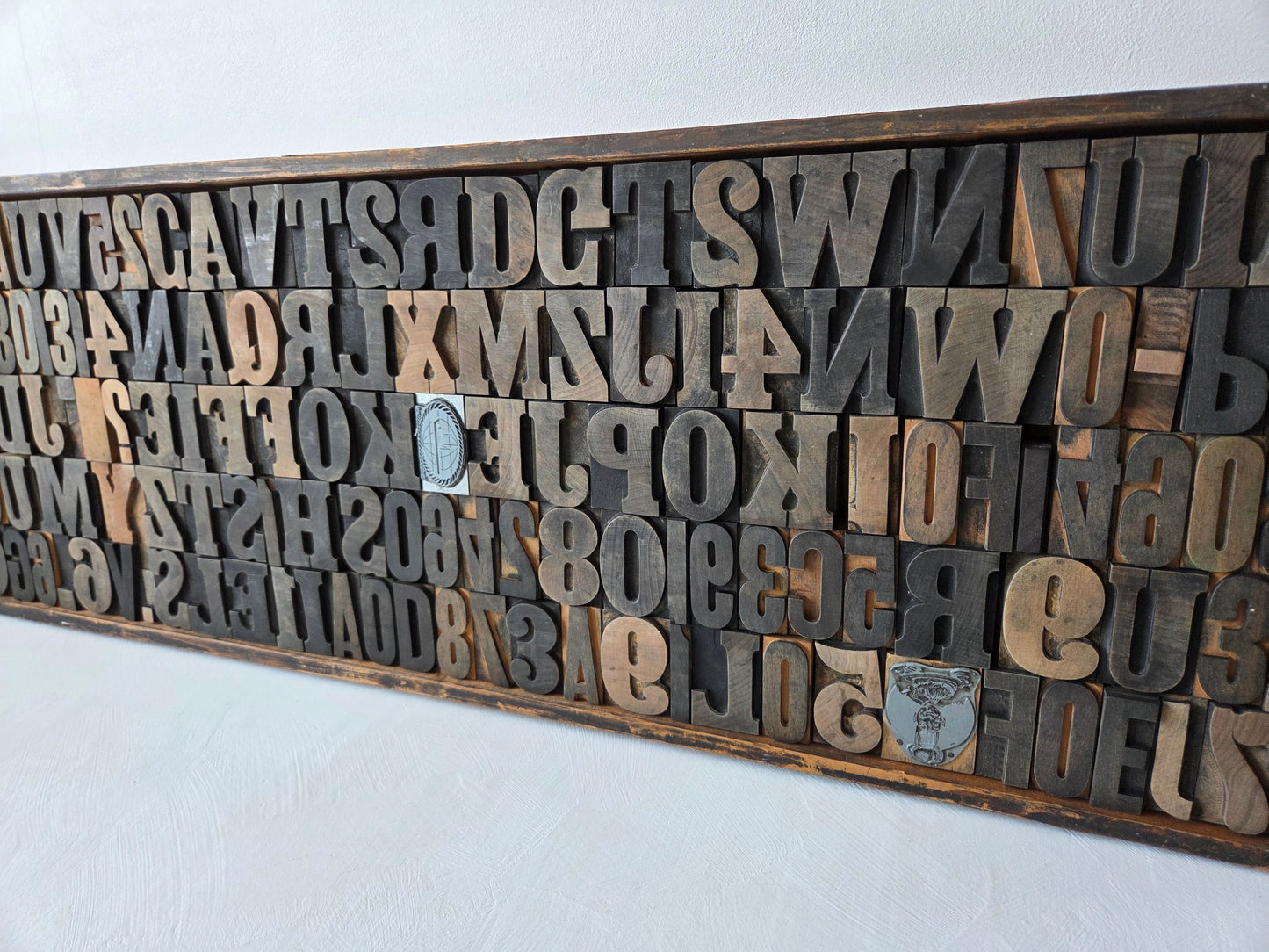 letterbak met houten drukletters en cijfers