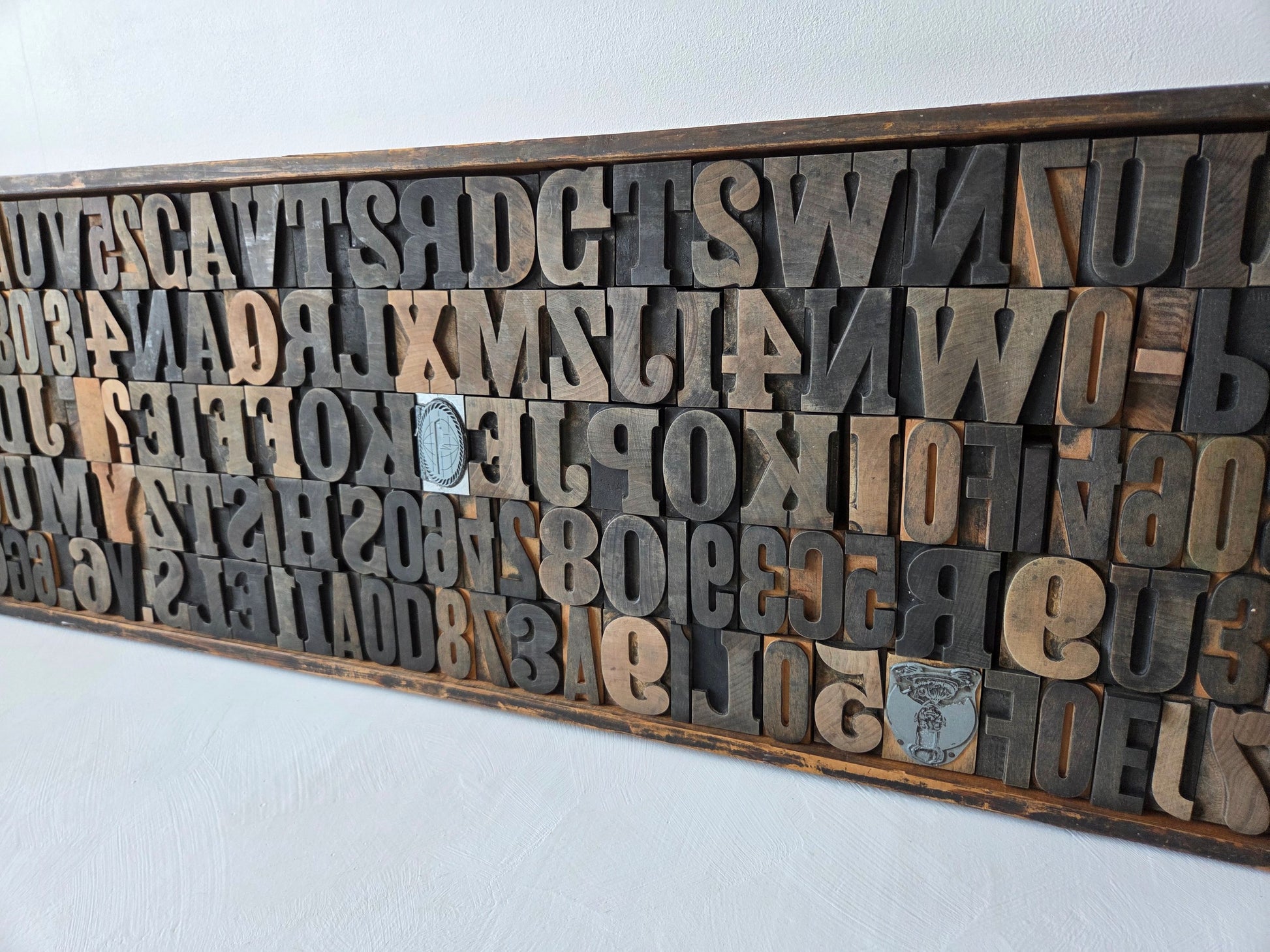 letterbak met houten drukletters en cijfers