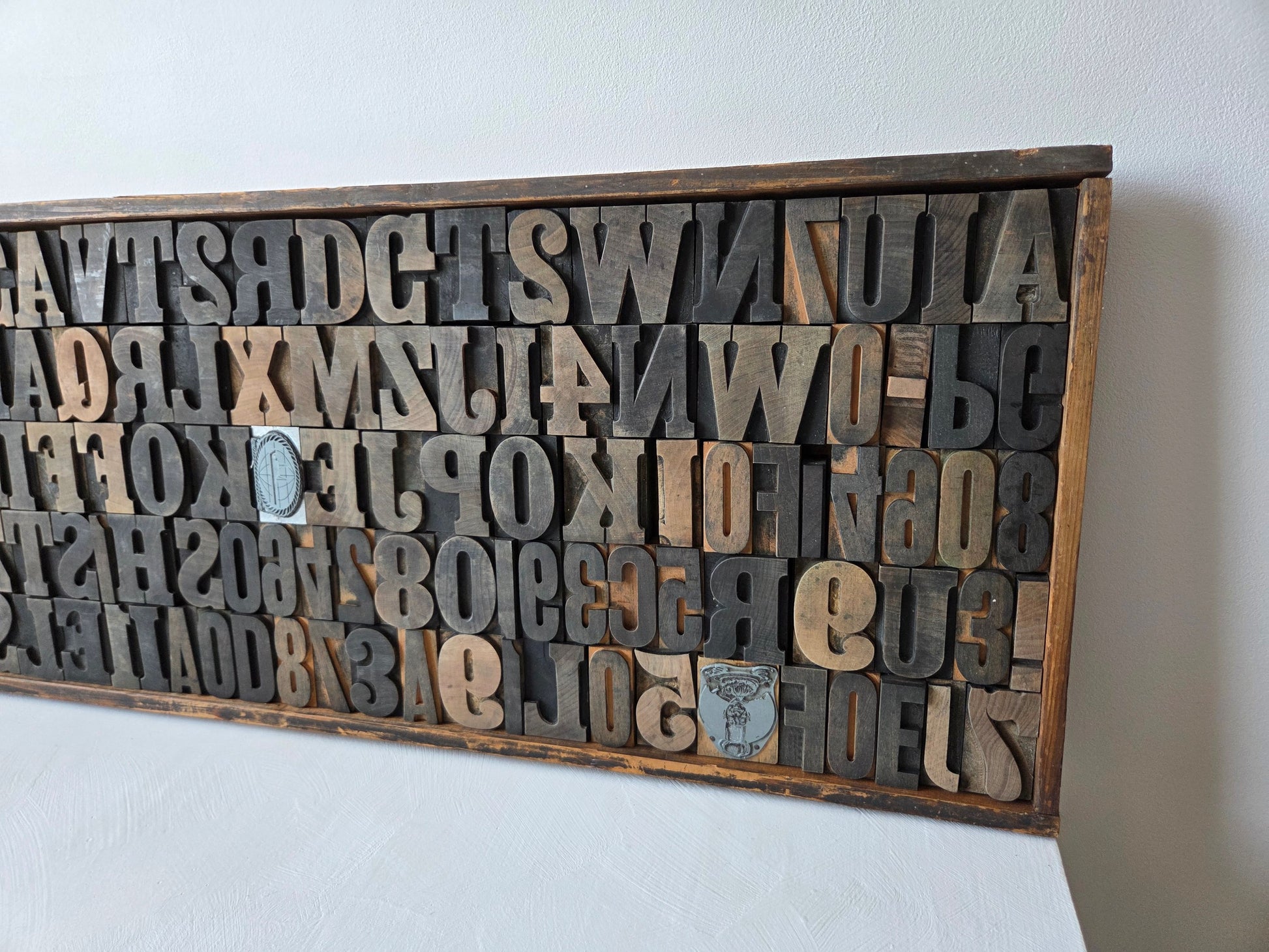 gevulde letterbak met drukletters