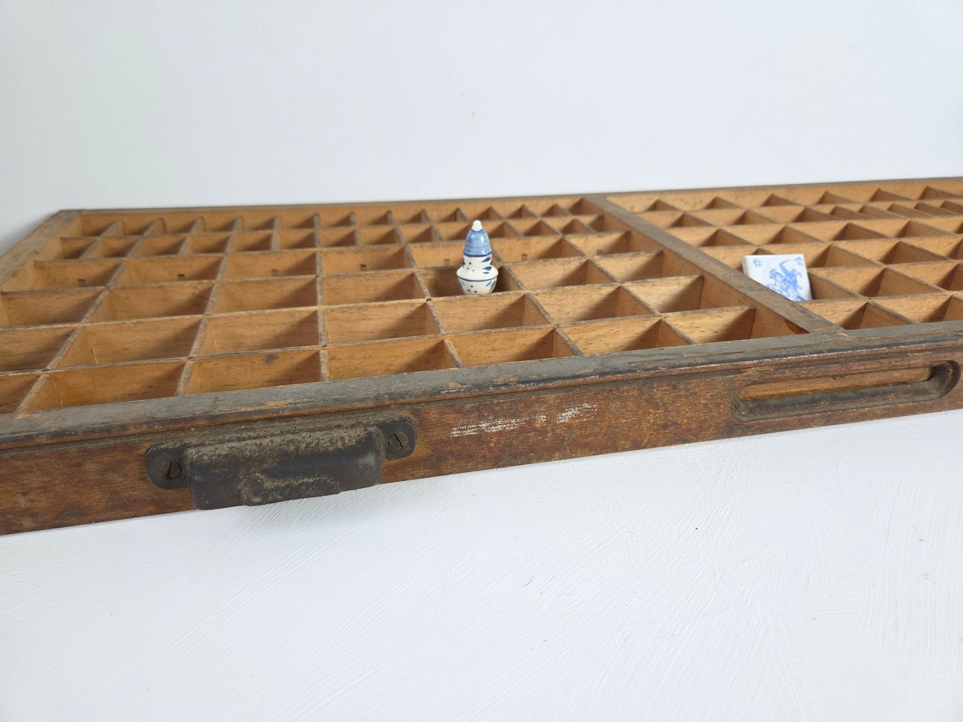 vintage houten letterbak met 105 vakjes