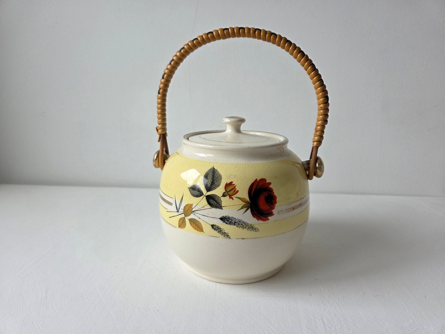 vintage keramieken pot geel bloemenmotief rieten hengsel