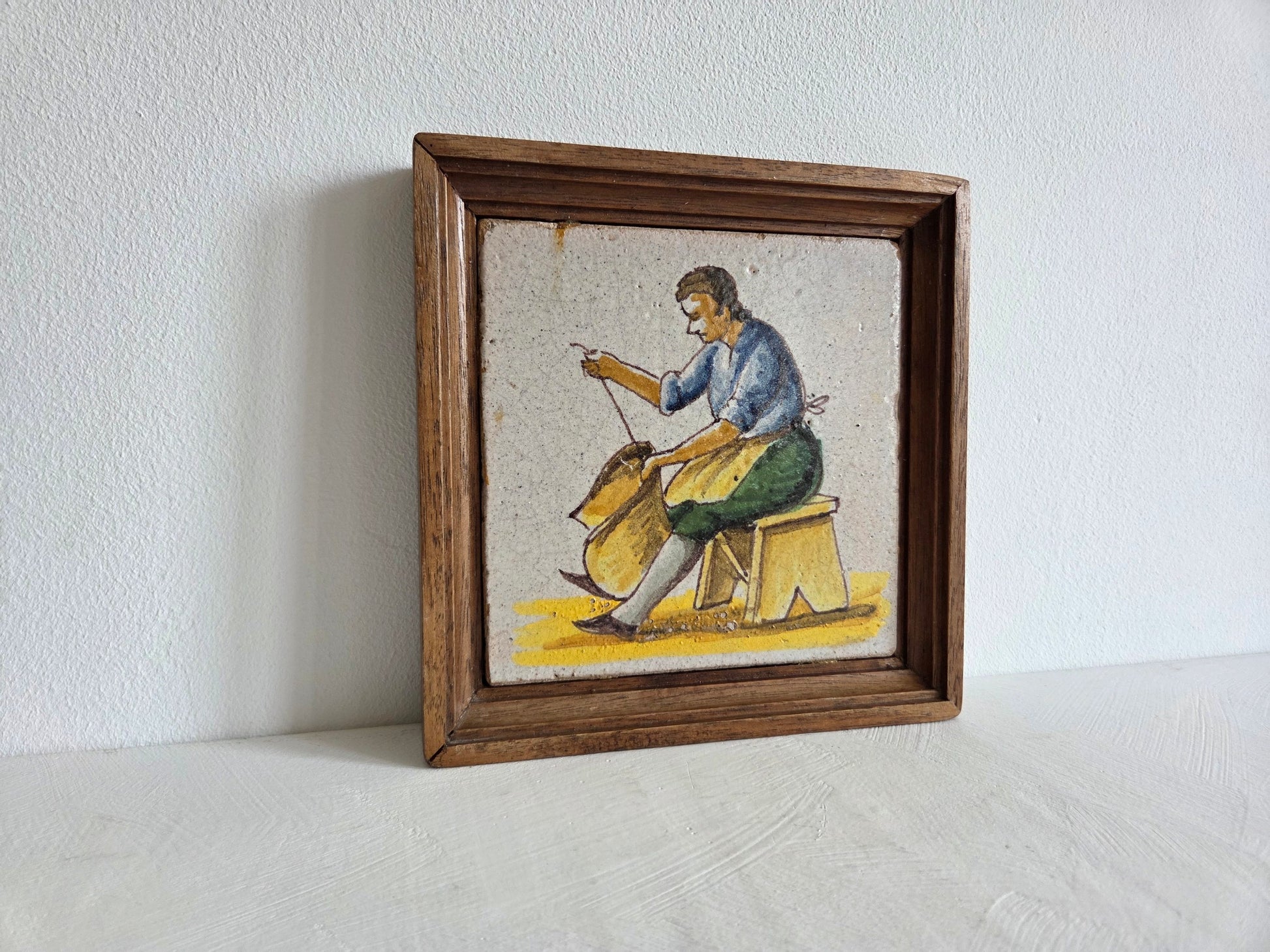 Franse faience tegel zittende ambachtsman Petits Métiers lijst