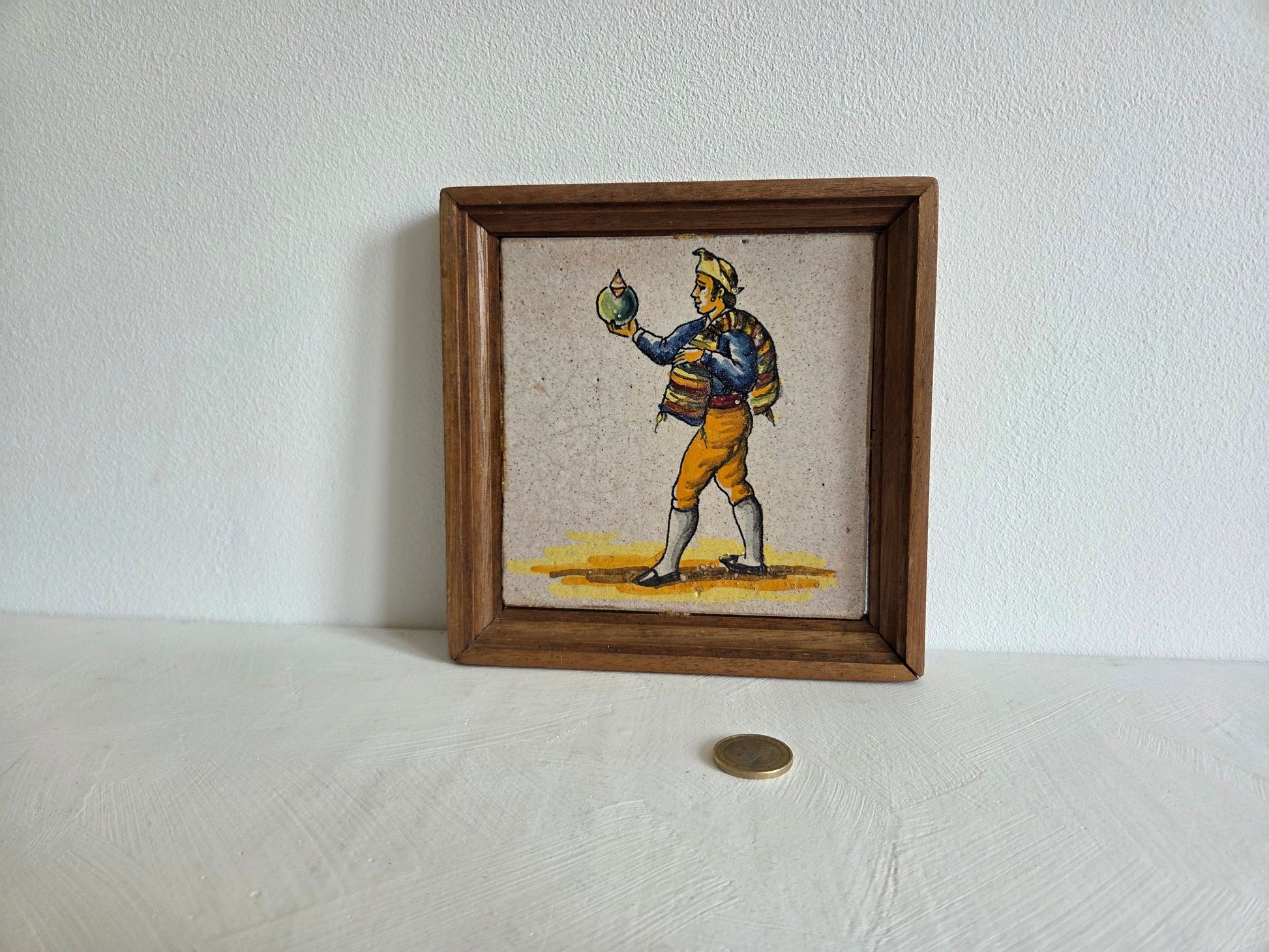 Franse faience tegel straatverkoper puntige hoed houten lijst