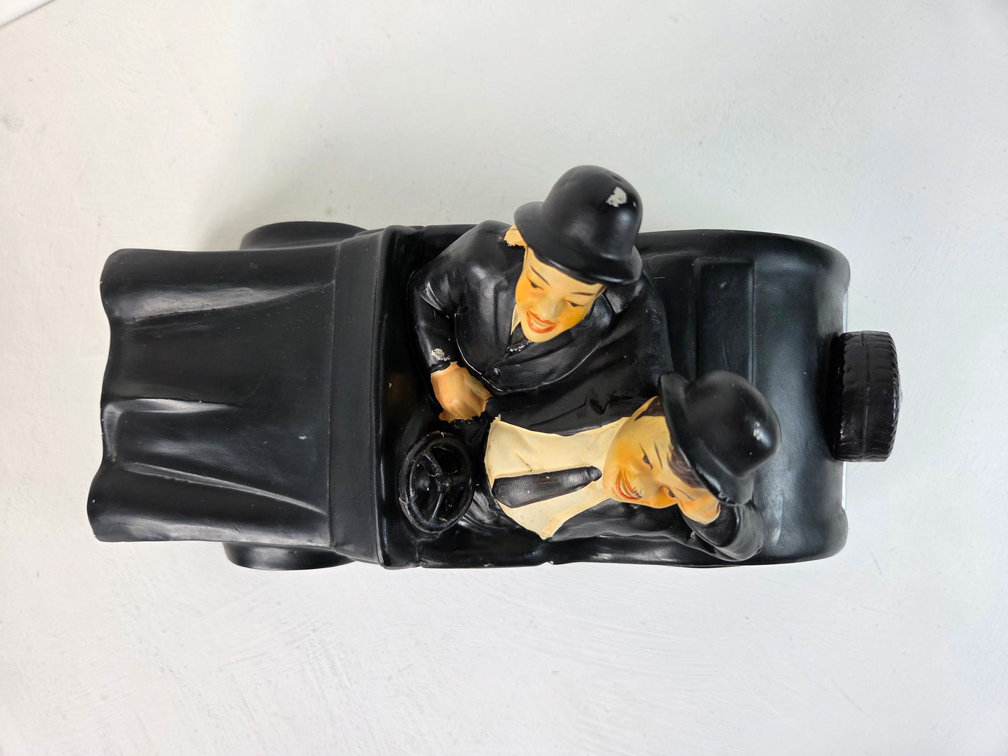Laurel en Hardy duo in zwarte auto keramiek