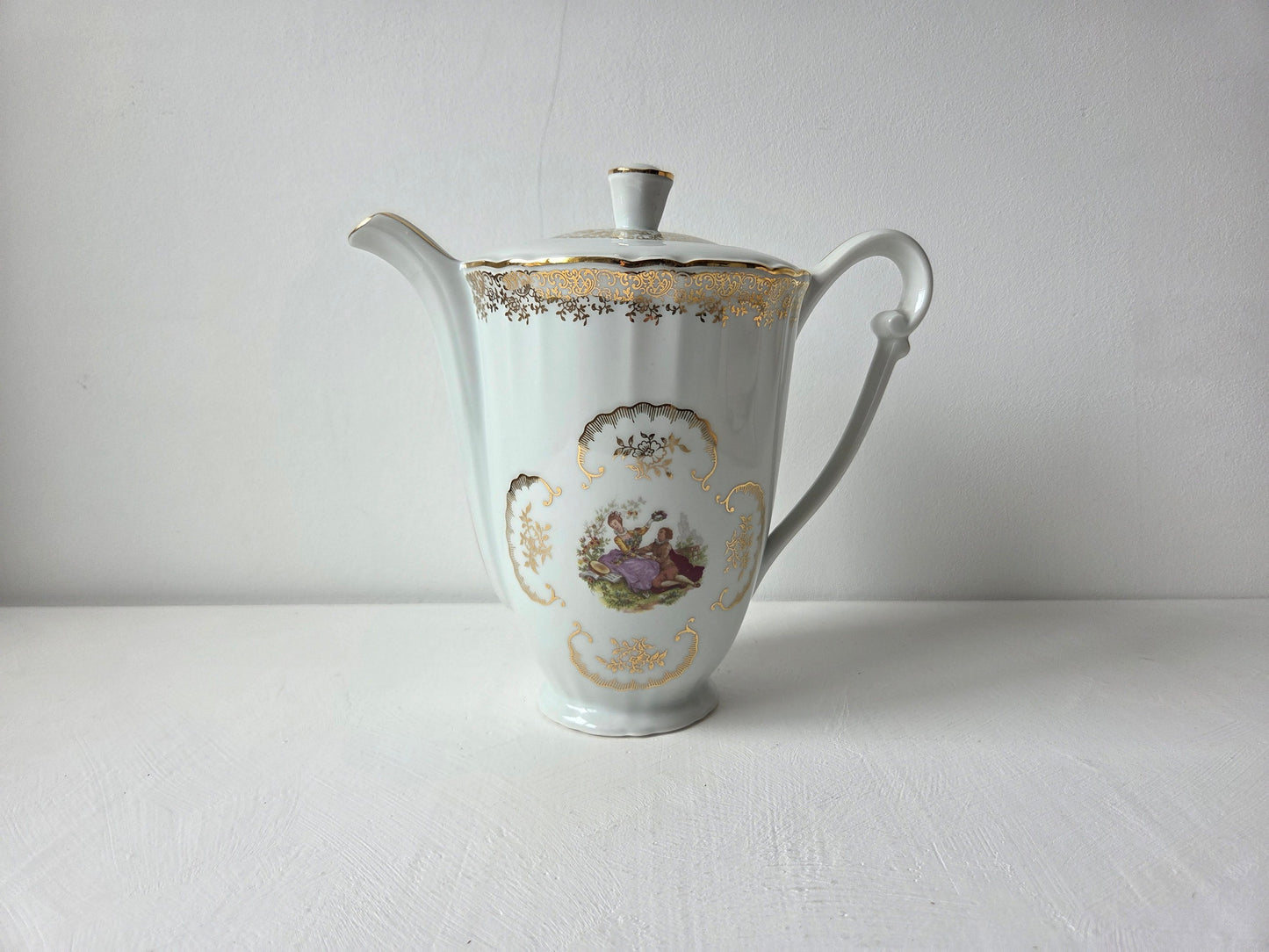 Franse theekan porselein romantisch tafereel goudrand