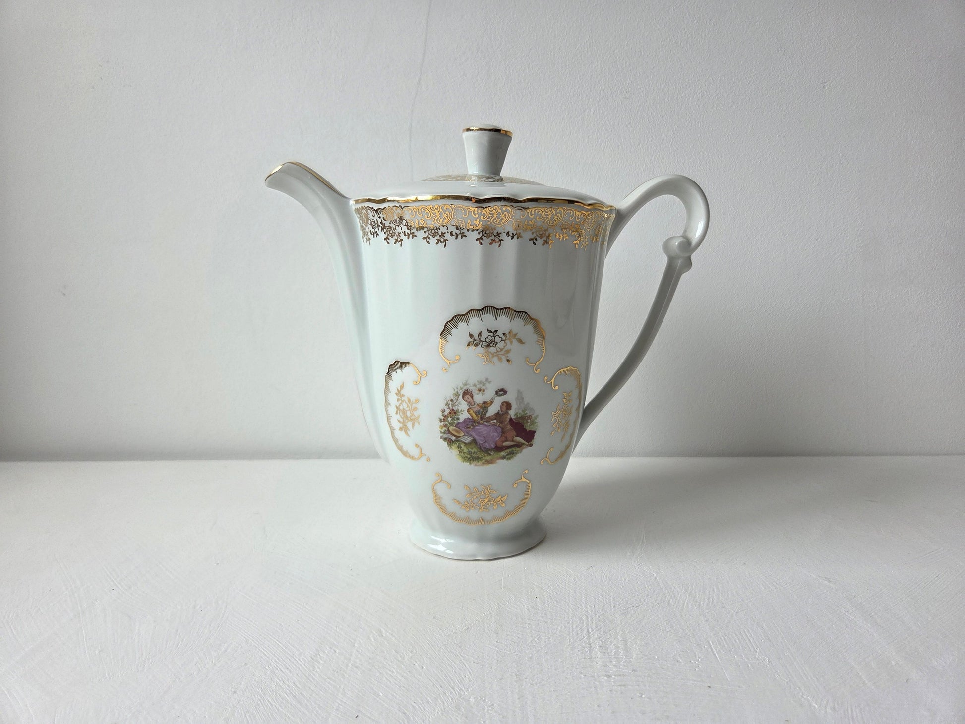 Franse theekan porselein romantisch tafereel goudrand