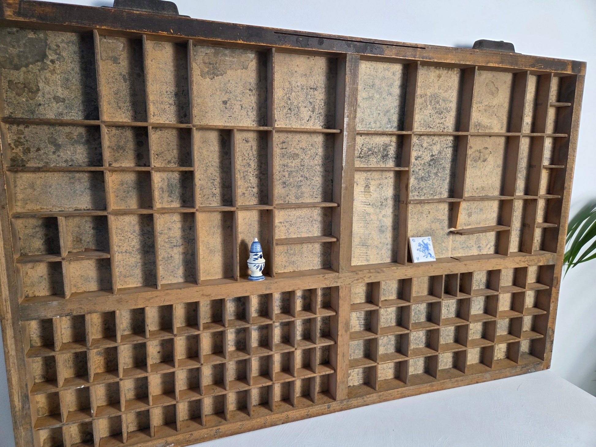 houten letterbak met 121 vakjes