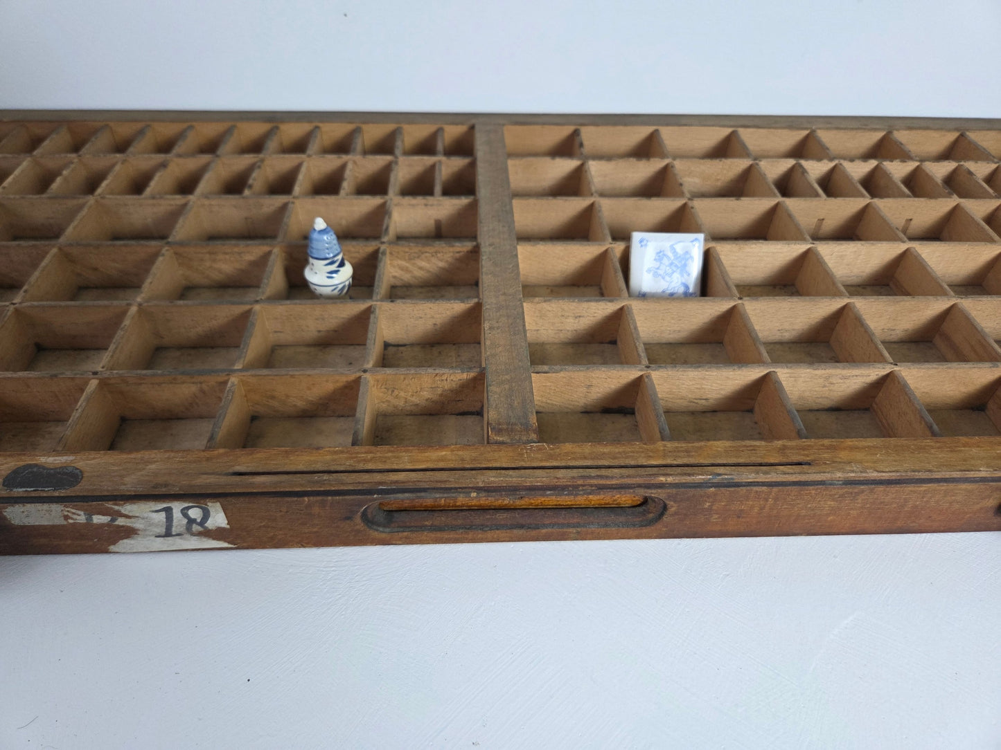 drukkerijletterbak met veel kleine vakjes