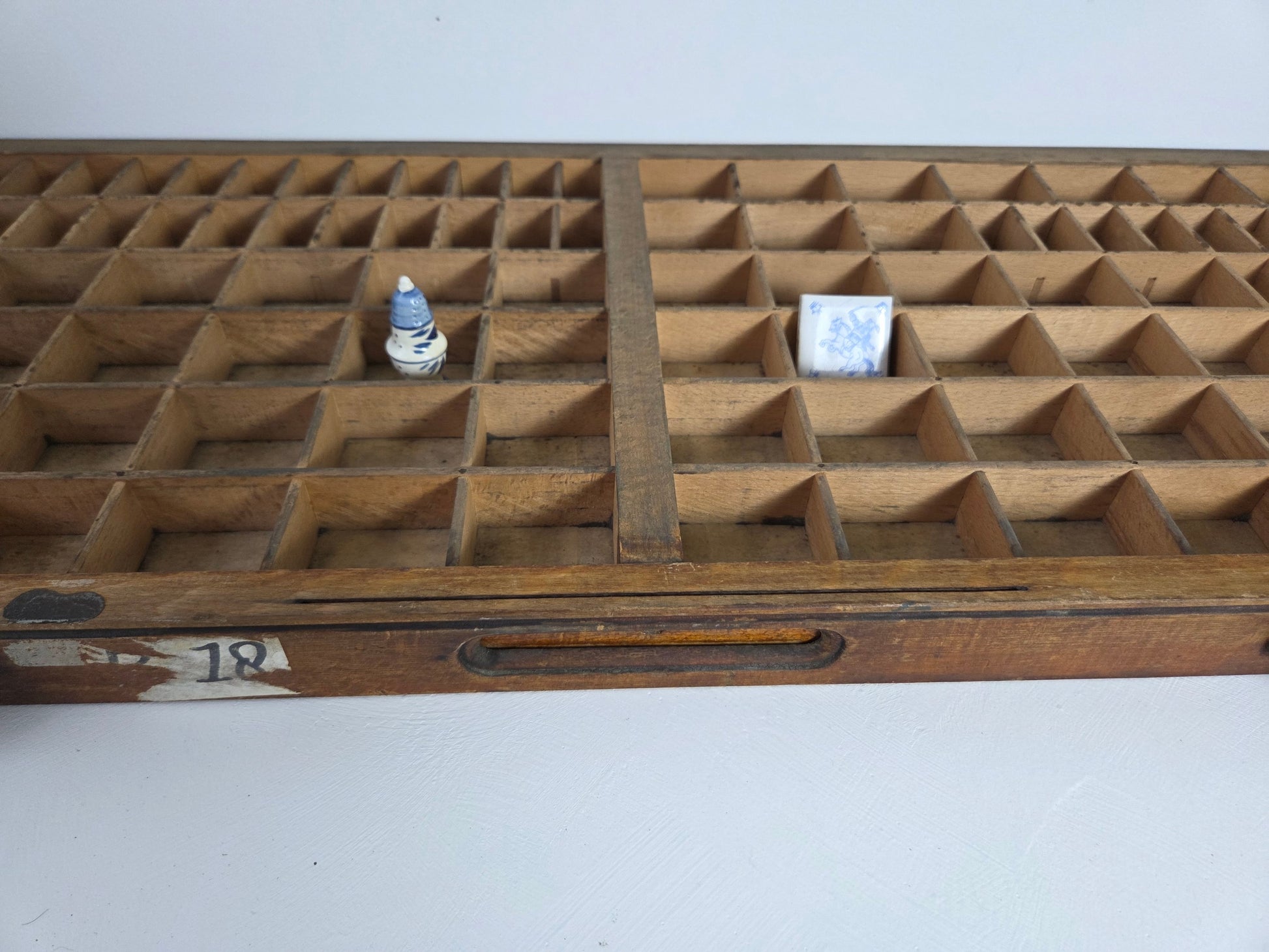 drukkerijletterbak met veel kleine vakjes