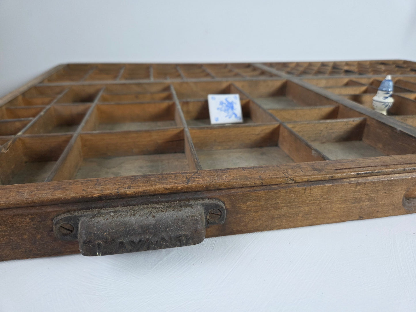 oude houten letterbak met veel vakjes