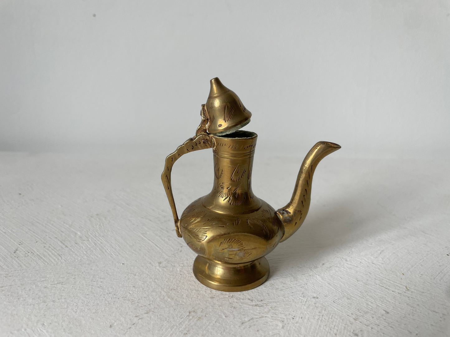 oosterse miniatuur koffiekan van messing
