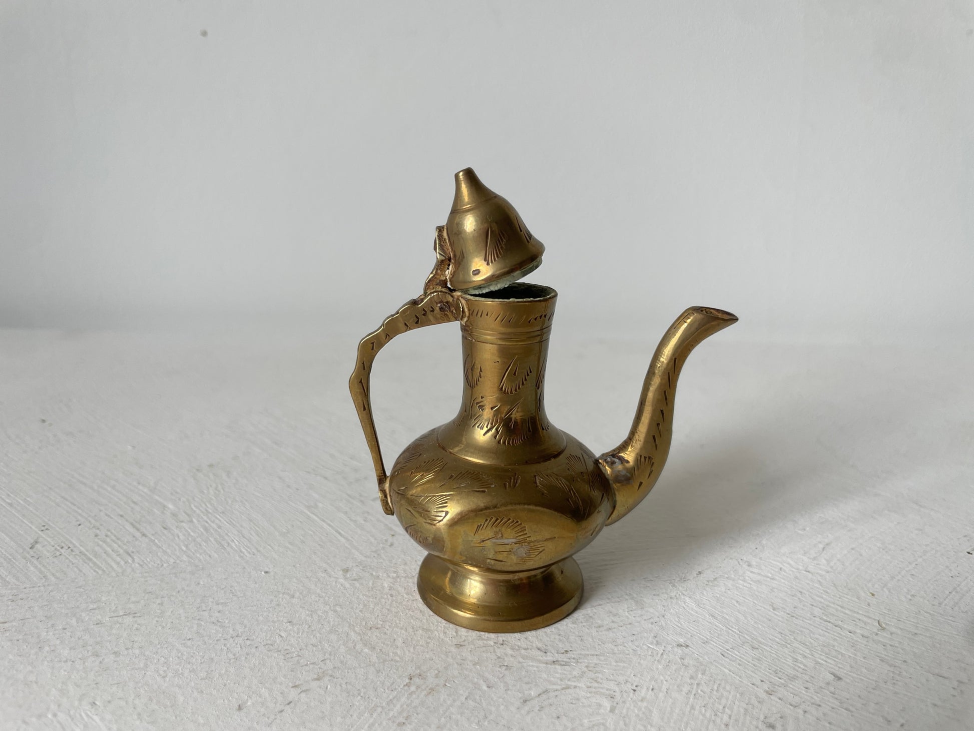 oosterse miniatuur koffiekan van messing