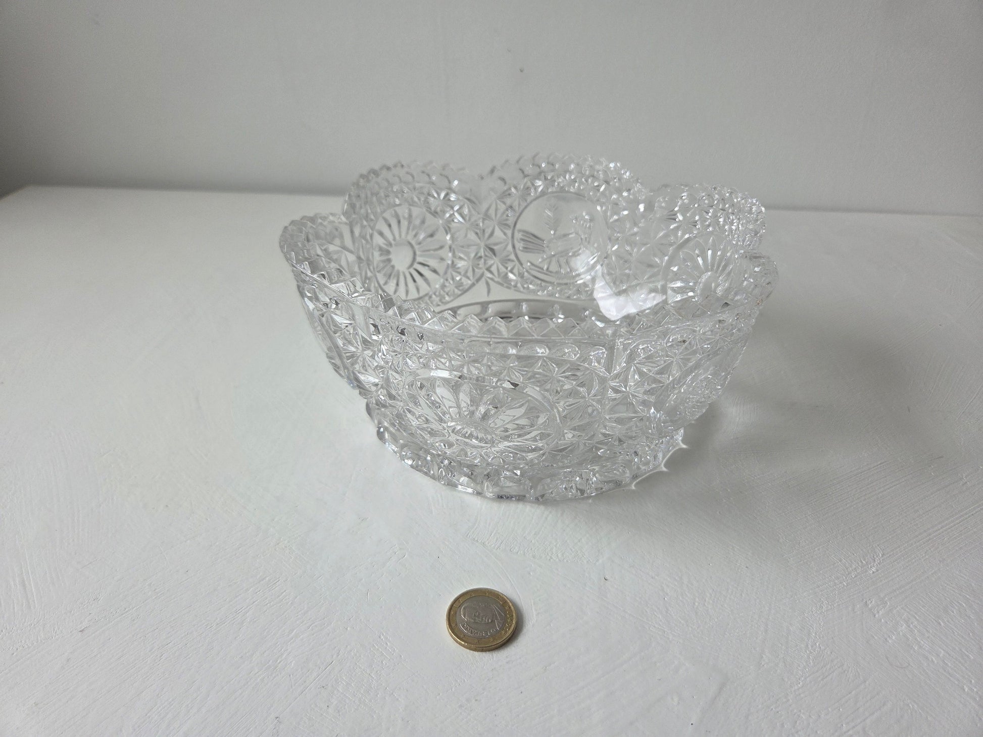 vintage Duitse glazen schaal met uitgebreid reliëfpatroon