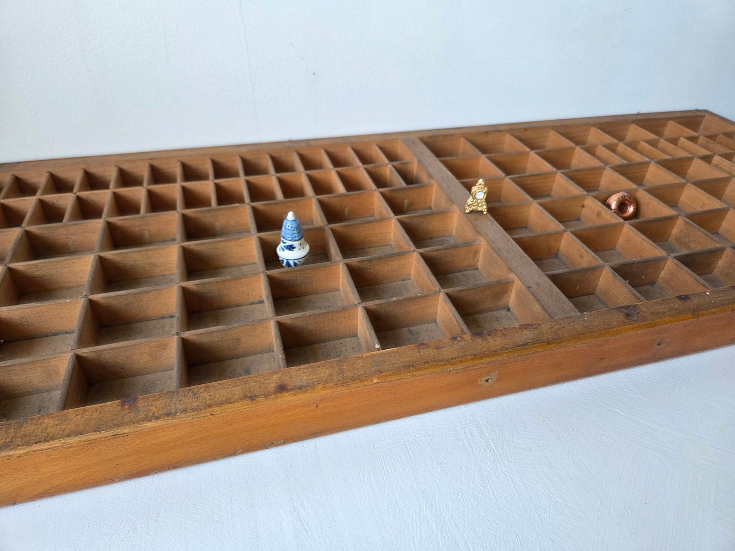letterbak met metalen handgrepen aan de bovenkant