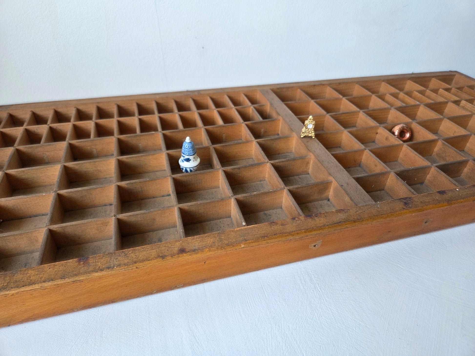letterbak met metalen handgrepen aan de bovenkant