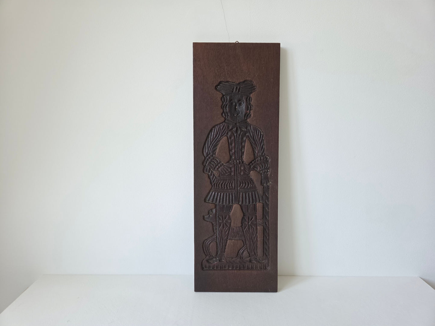 houten speculaasplank man driekante hoed hond stok