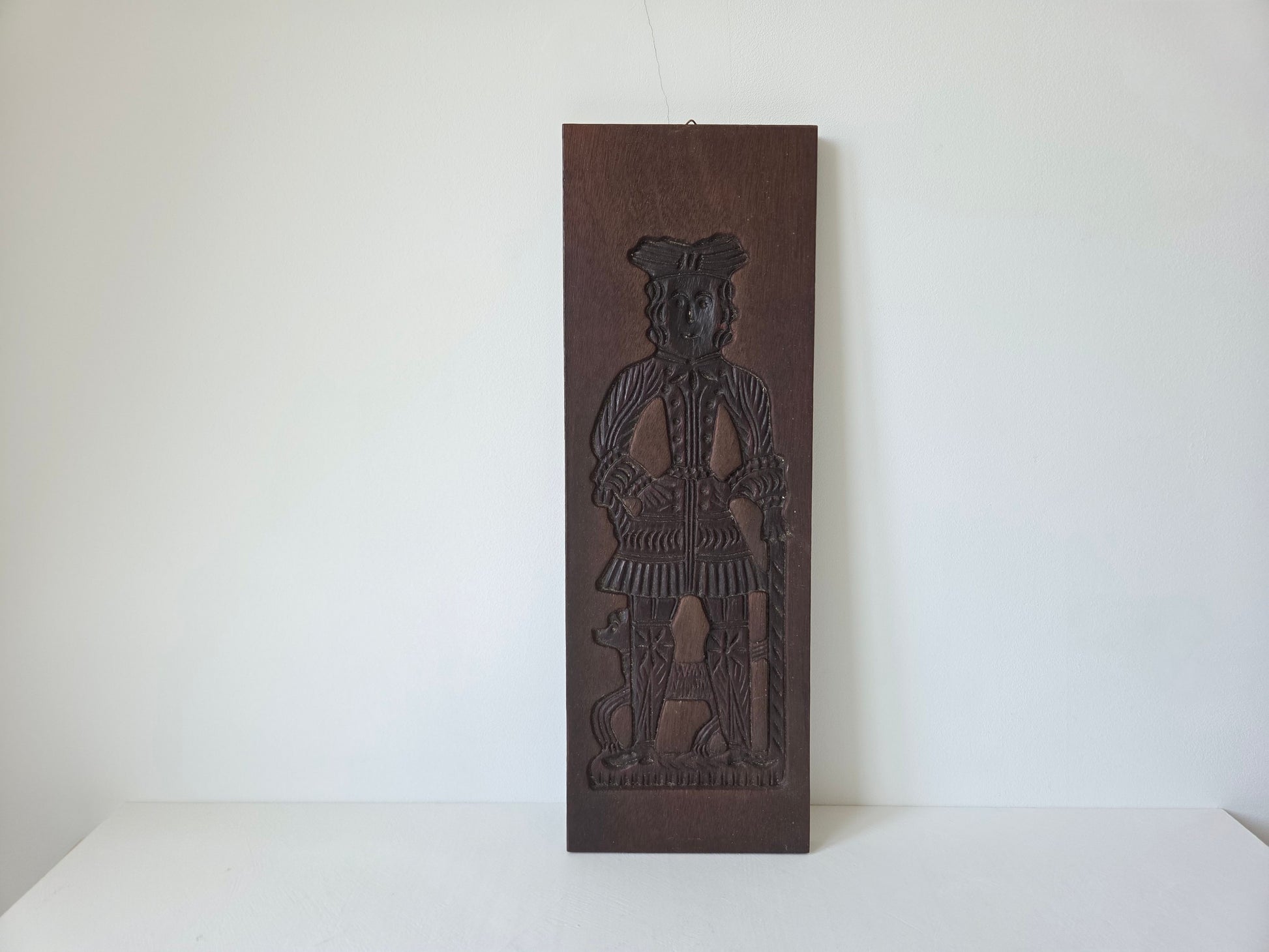 houten speculaasplank man driekante hoed hond stok