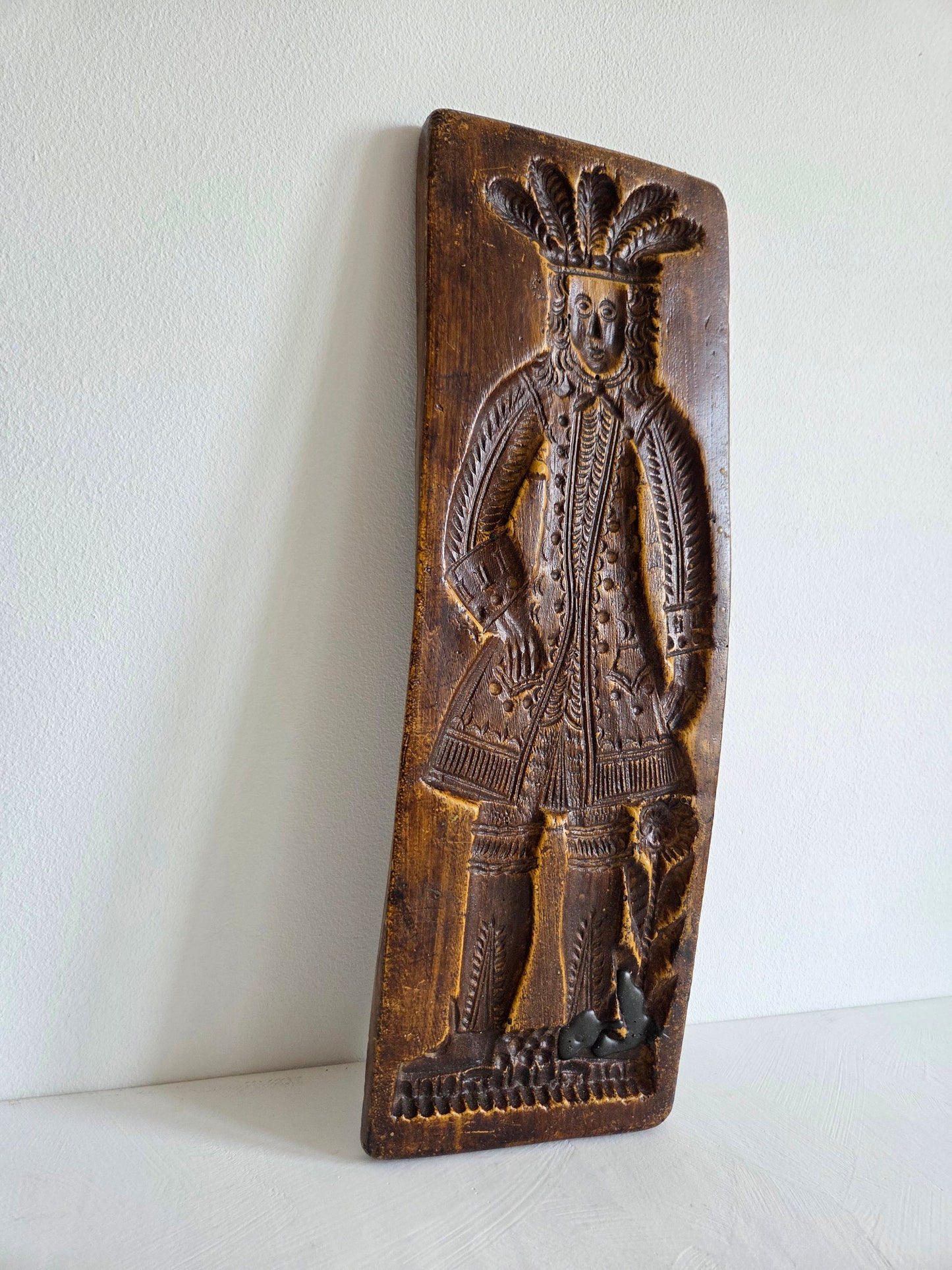 antieke speculaasplank hout staande man versierd gewaad
