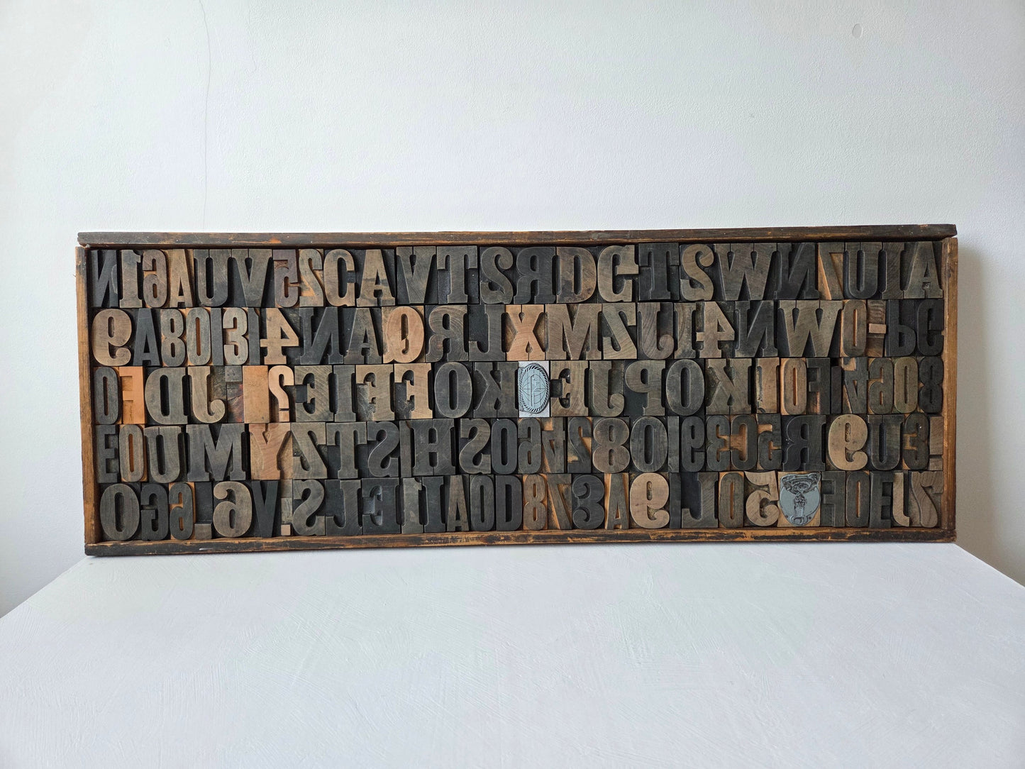 houten drukletters in letterbak met glasplaat