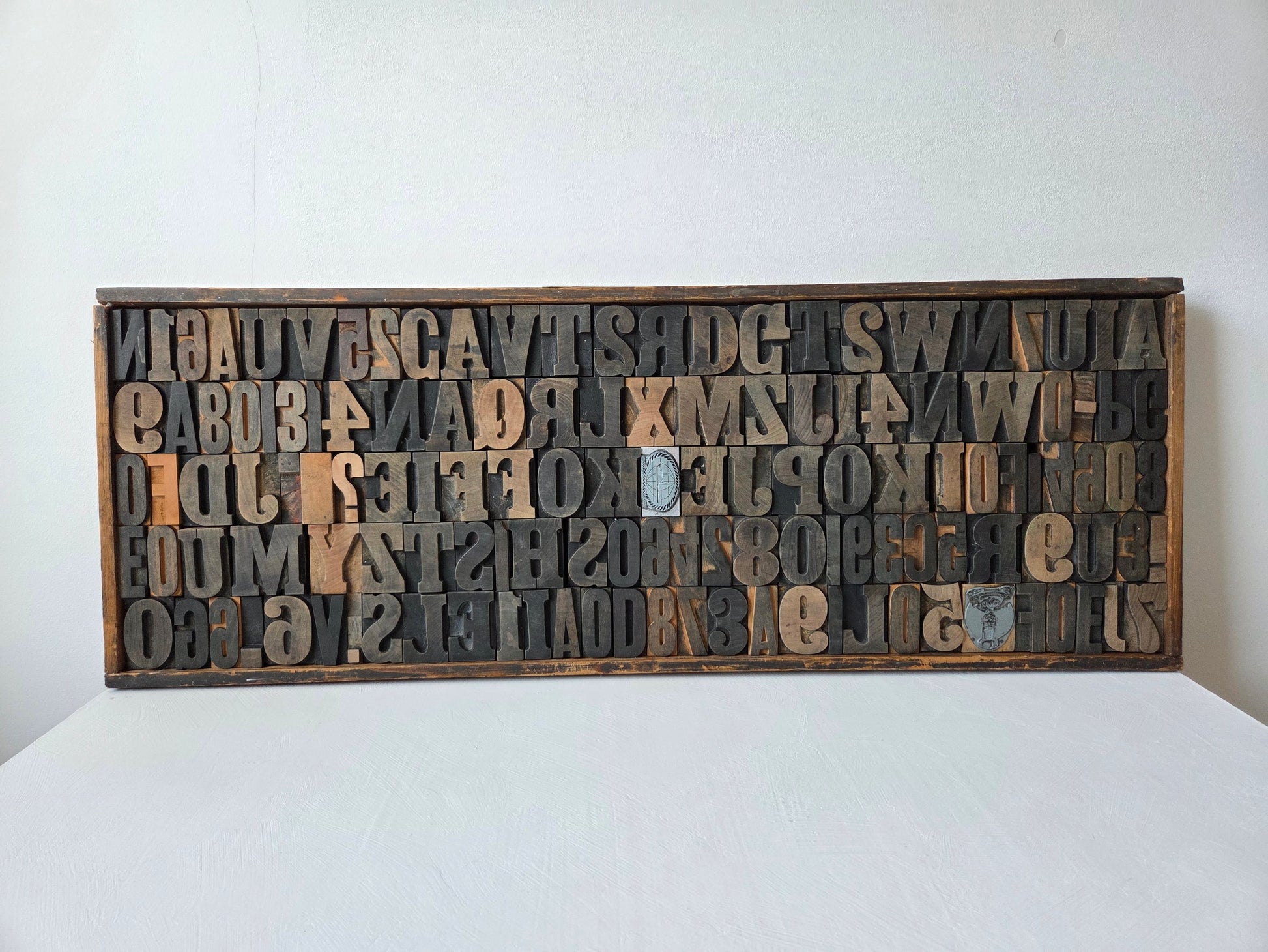 houten drukletters in letterbak met glasplaat