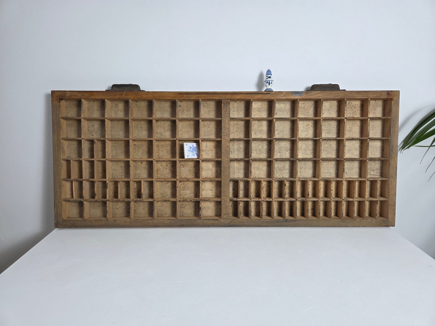 houten letterbak met metalen handgrepen