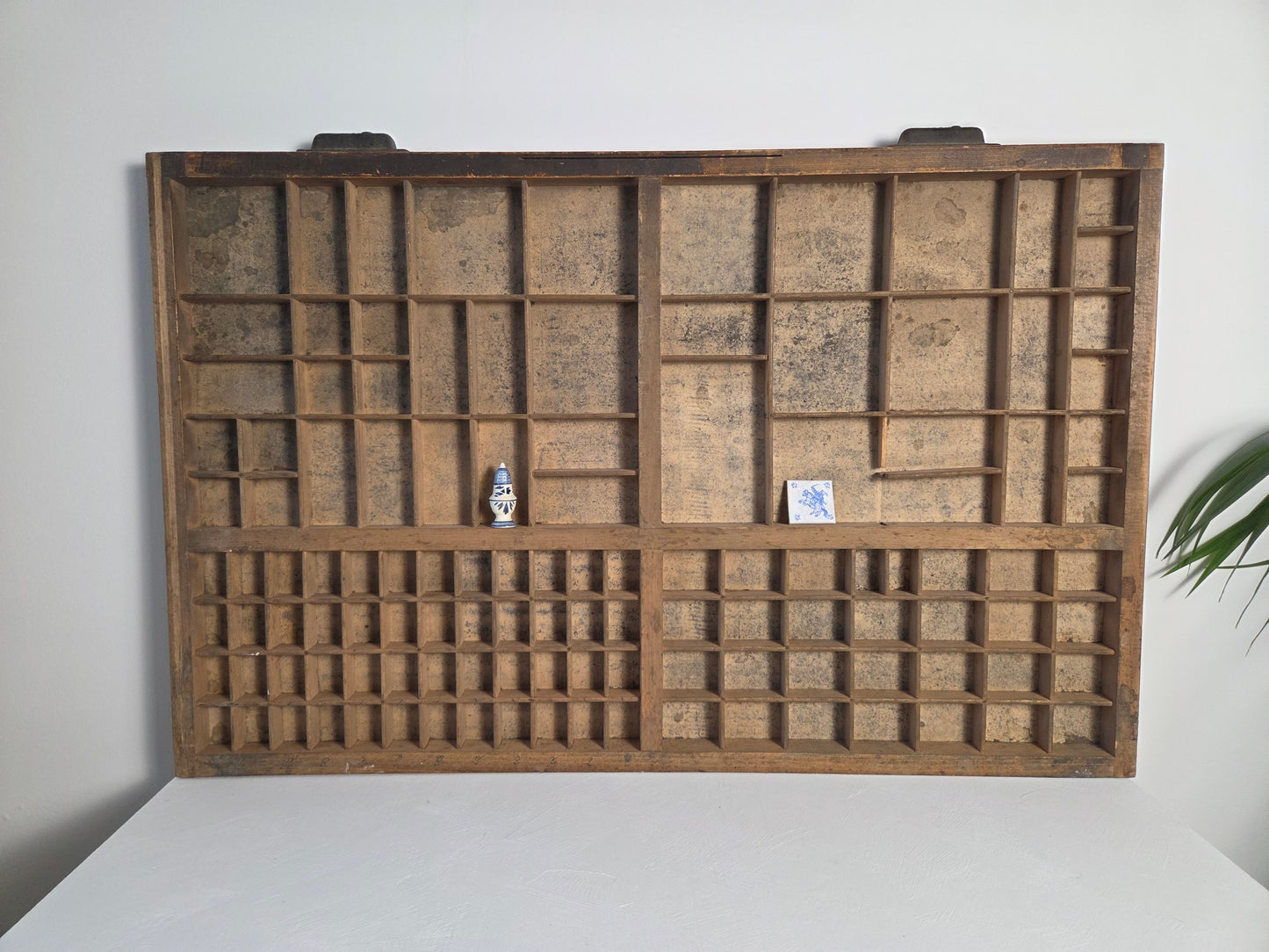 gebruikte drukkerijletterbak met handgrepen