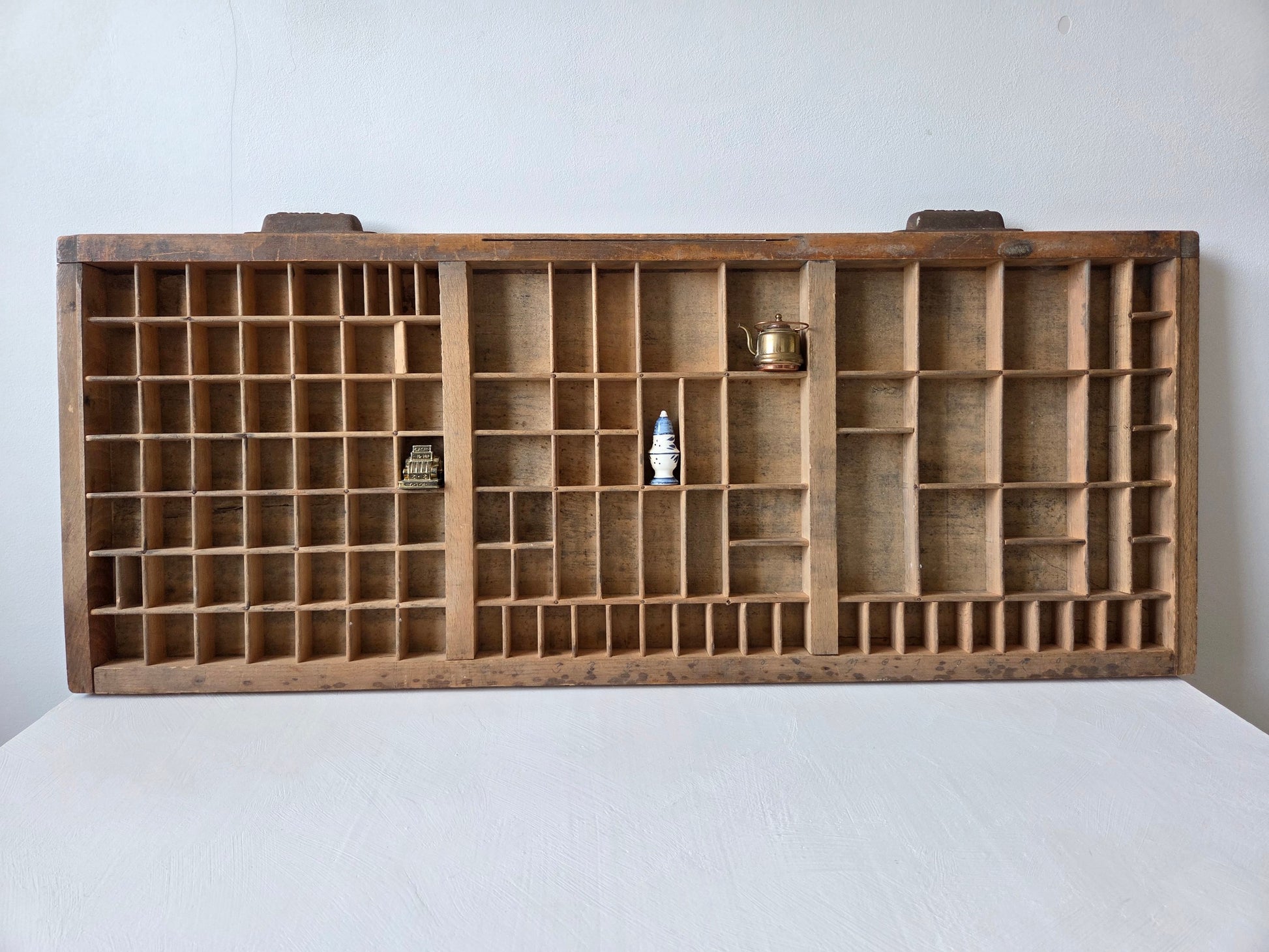 brede letterbak met vakken in verschillende maten