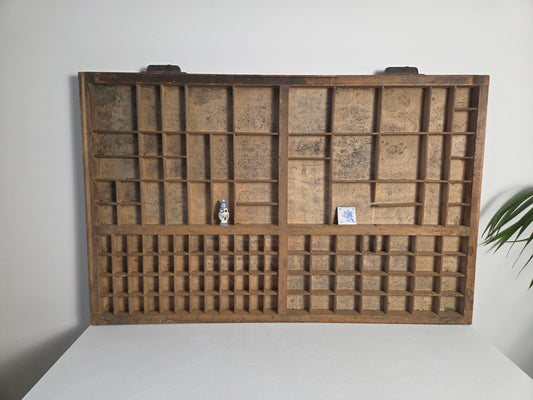 grote letterbak met vakjes in verschillende formaten