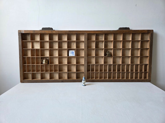 oude houten letterbak met 105 vakken