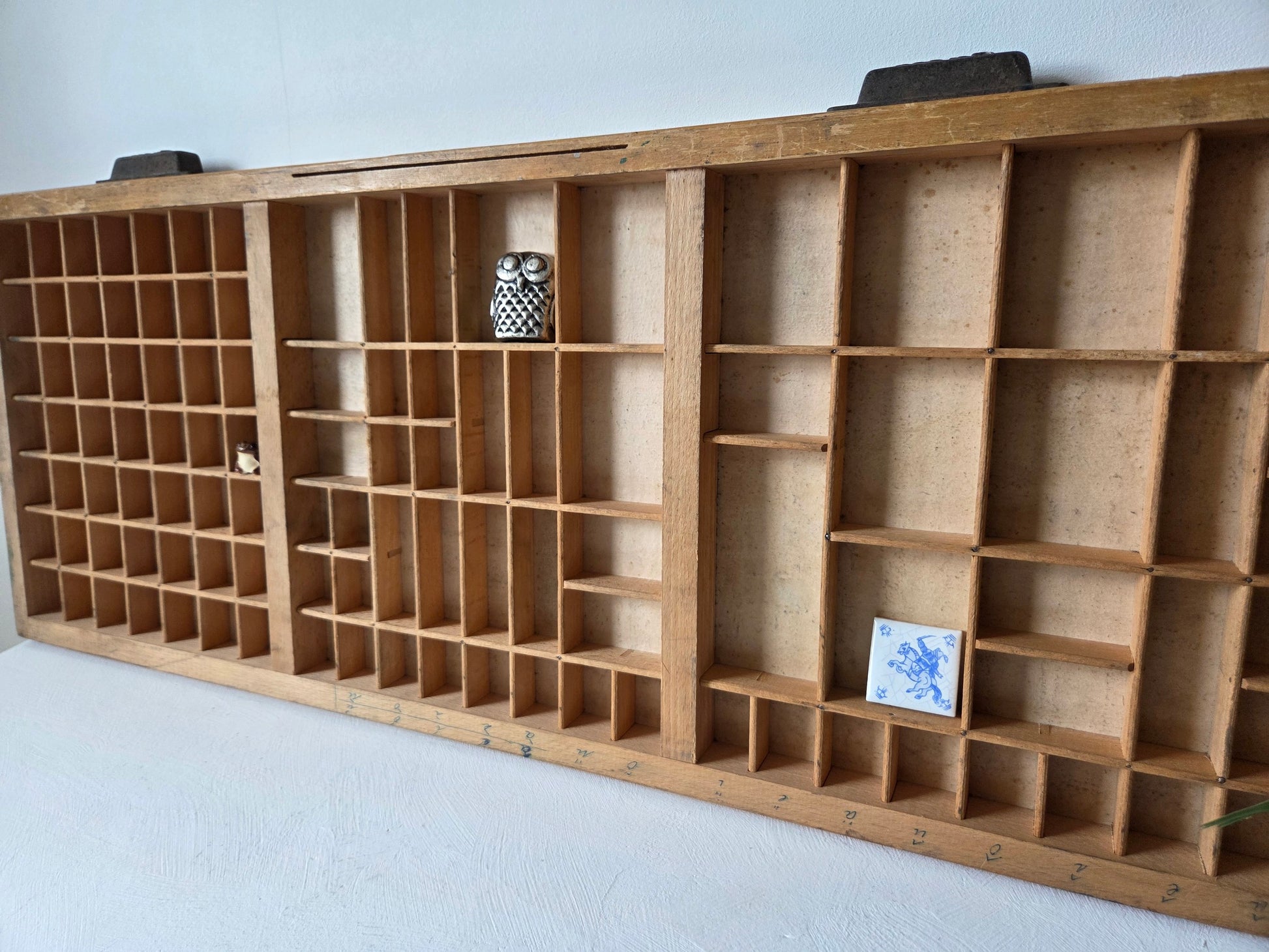 Brocante letterbak hout met 106 vakken