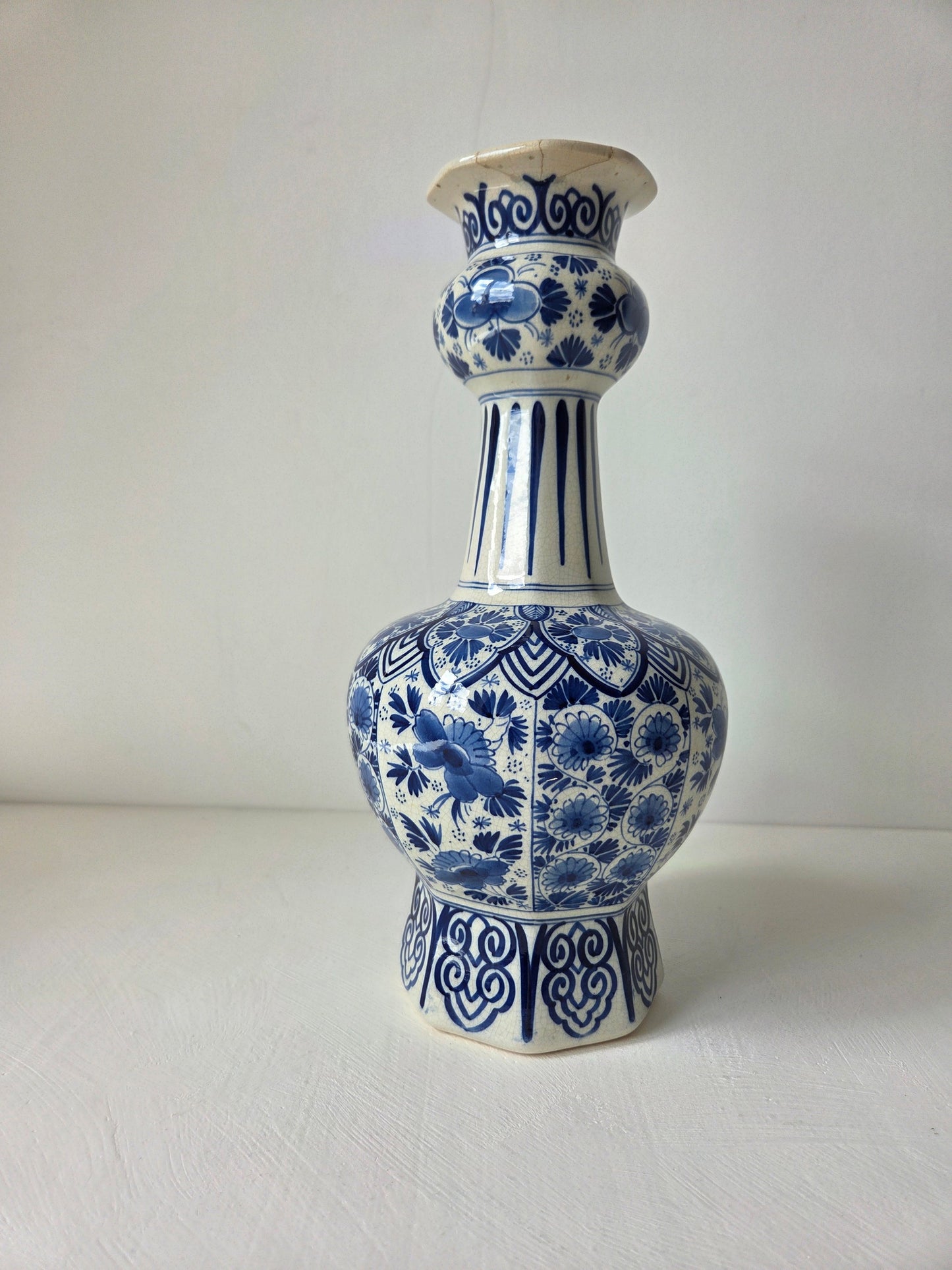 Delfts blauwe vaas met smalle hals