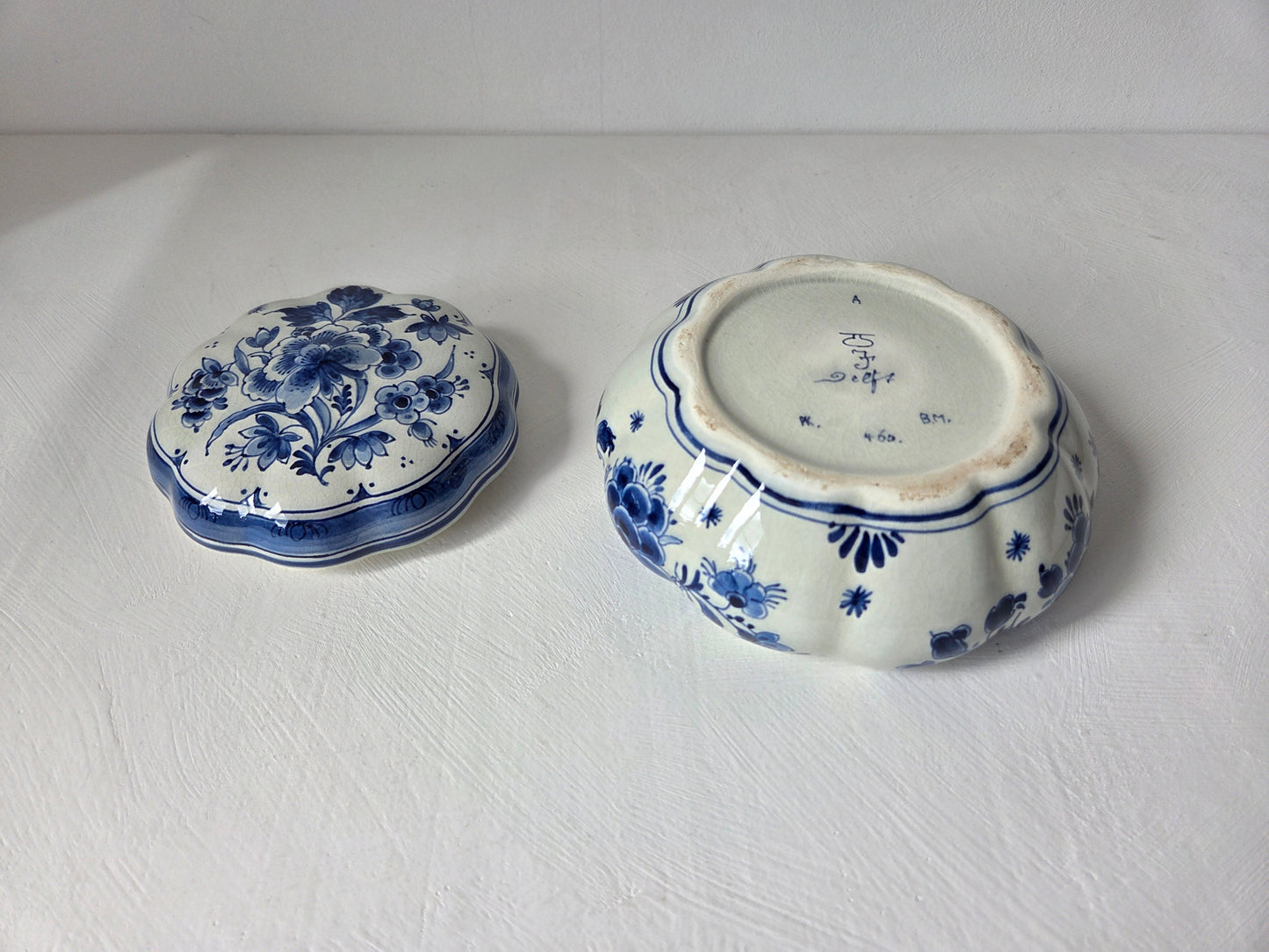 wit blauwe bonbonnière van aardewerk
