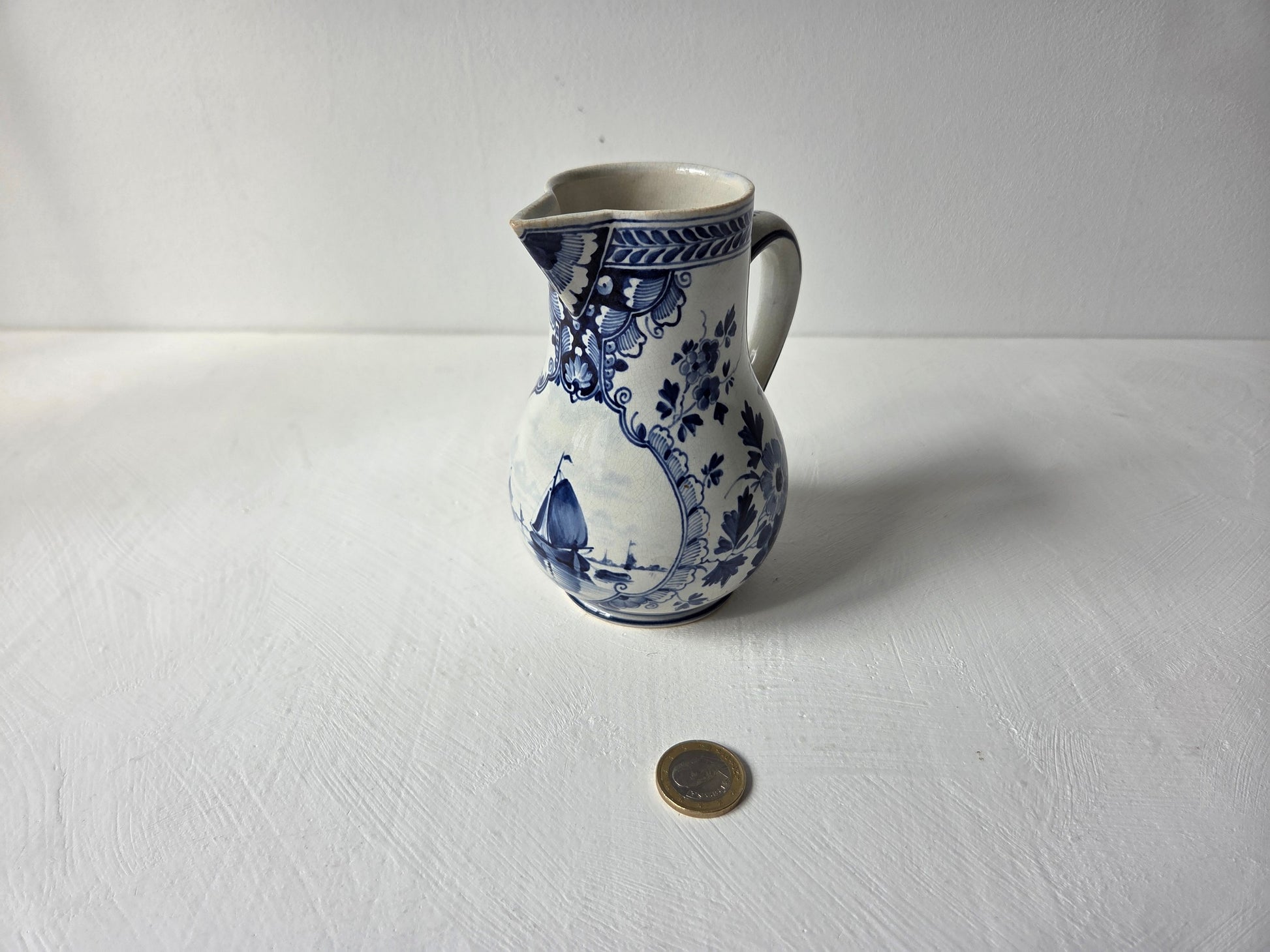 handbeschilderde kan met decor in blauw