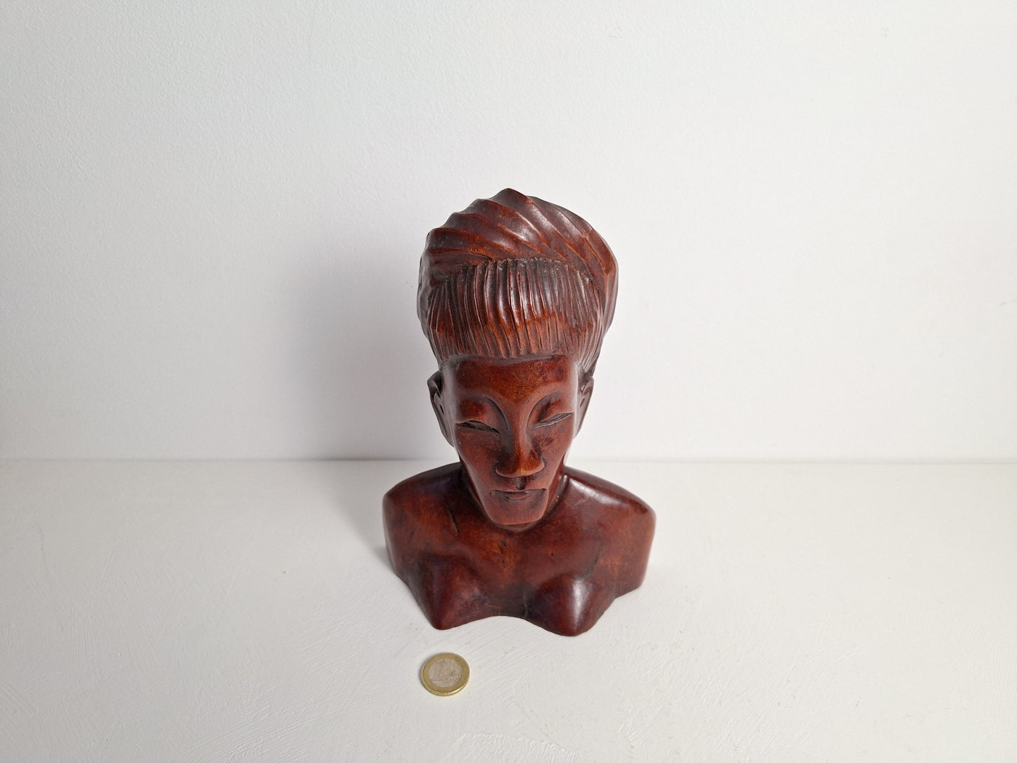 Houten beeld vrouw Indonesië